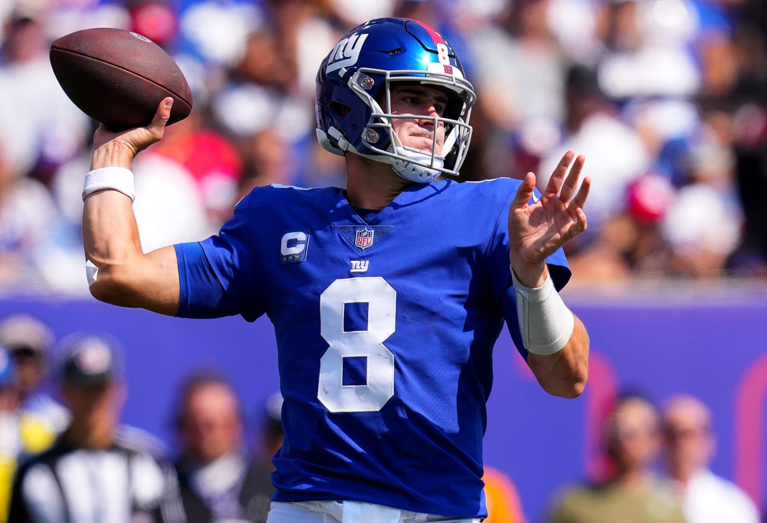 EAST RUTHERFORD, NEW JERSEY - SEPTEMBER 18: Daniel Jones #8 of the New York Giants throws a pass against the Carolina Panthers during the second quarter at MetLife Stadium on September 18, 2022 in East Rutherford, New Jersey. (Photo by Mitchell Leff/Getty Images)