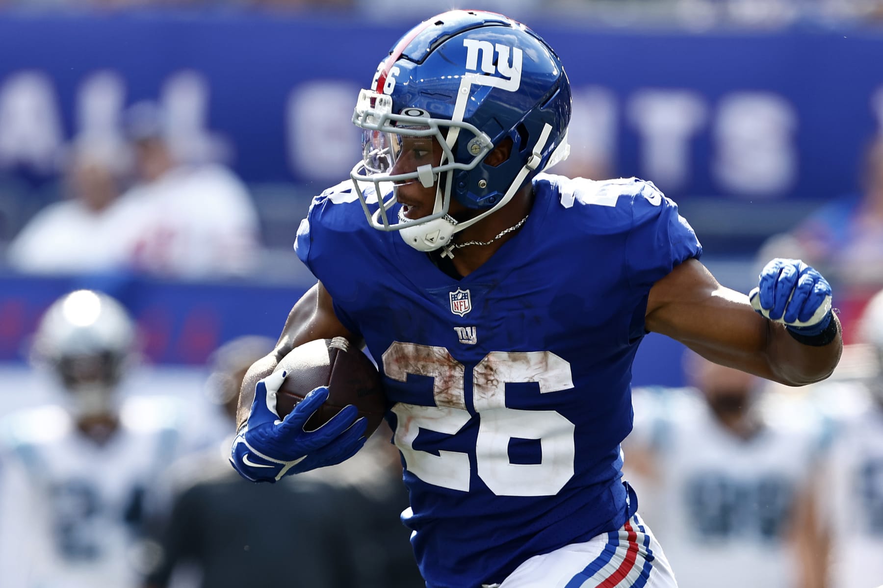 EAST RUTHERFORD, NEW JERSEY - SEPTEMBER 18: Saquon Barkley #26 of the New York Giant rushes the ball in the second half of the game against the Carolina Panthers at MetLife Stadium on September 18, 2022 in East Rutherford, New Jersey. (Photo by Rich Schultz/Getty Images)