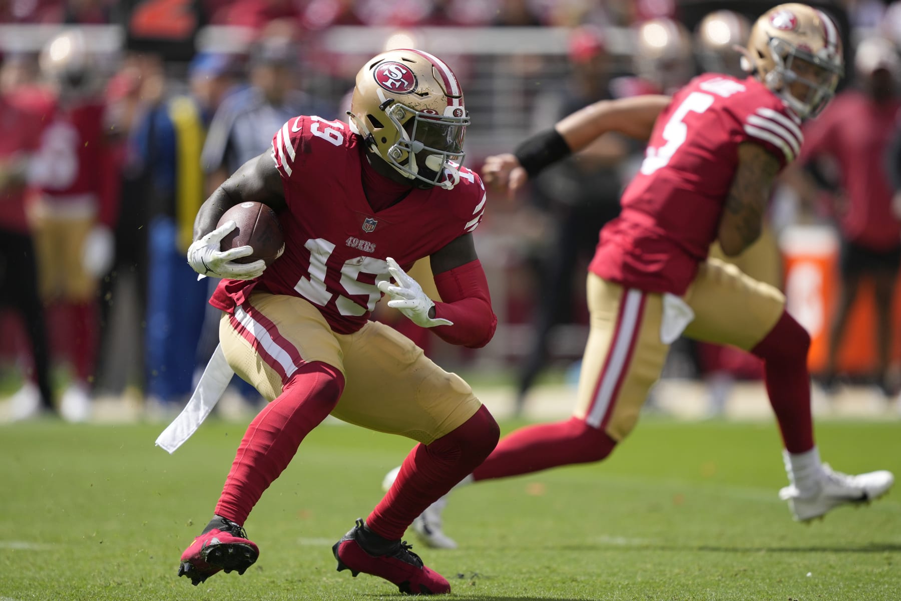 SANTA CLARA, CALIFORNIA - SEPTEMBER 18: Deebo Samuel #19 of the San Francisco 49ers runs with the ball against the Seattle Seahawks during the first quarter at Levi's Stadium on September 18, 2022 in Santa Clara, California. (Photo by Thearon W. Henderson/Getty Images)