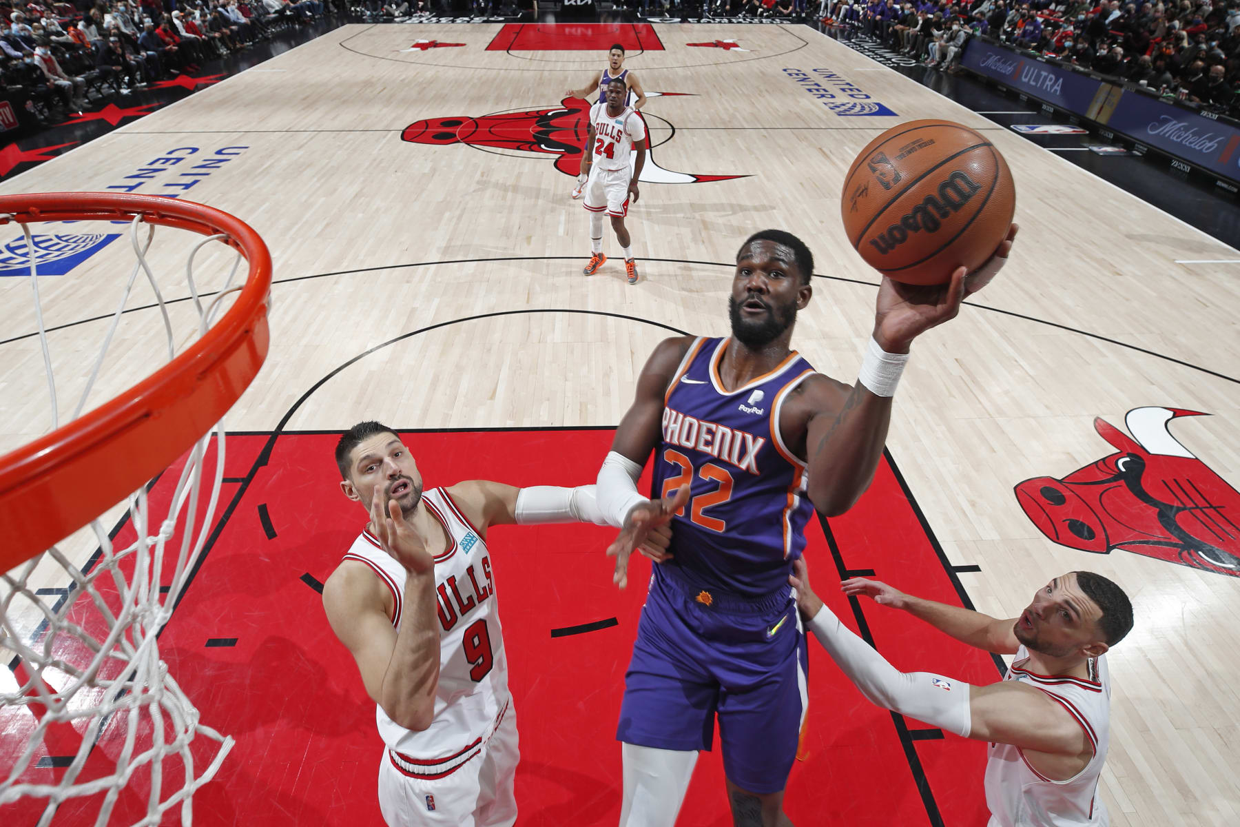 CHICAGO, IL - FEBRUARY 7: Deandre Ayton #22 of the Phoenix Suns shoots the ball during the game against the Chicago Bulls on February 7, 2022 at United Center in Chicago, Illinois. NOTE TO USER: User expressly acknowledges and agrees that, by downloading and or using this photograph, User is consenting to the terms and conditions of the Getty Images License Agreement. Mandatory Copyright Notice: Copyright 2022 NBAE (Photo by Jeff Haynes/NBAE via Getty Images)