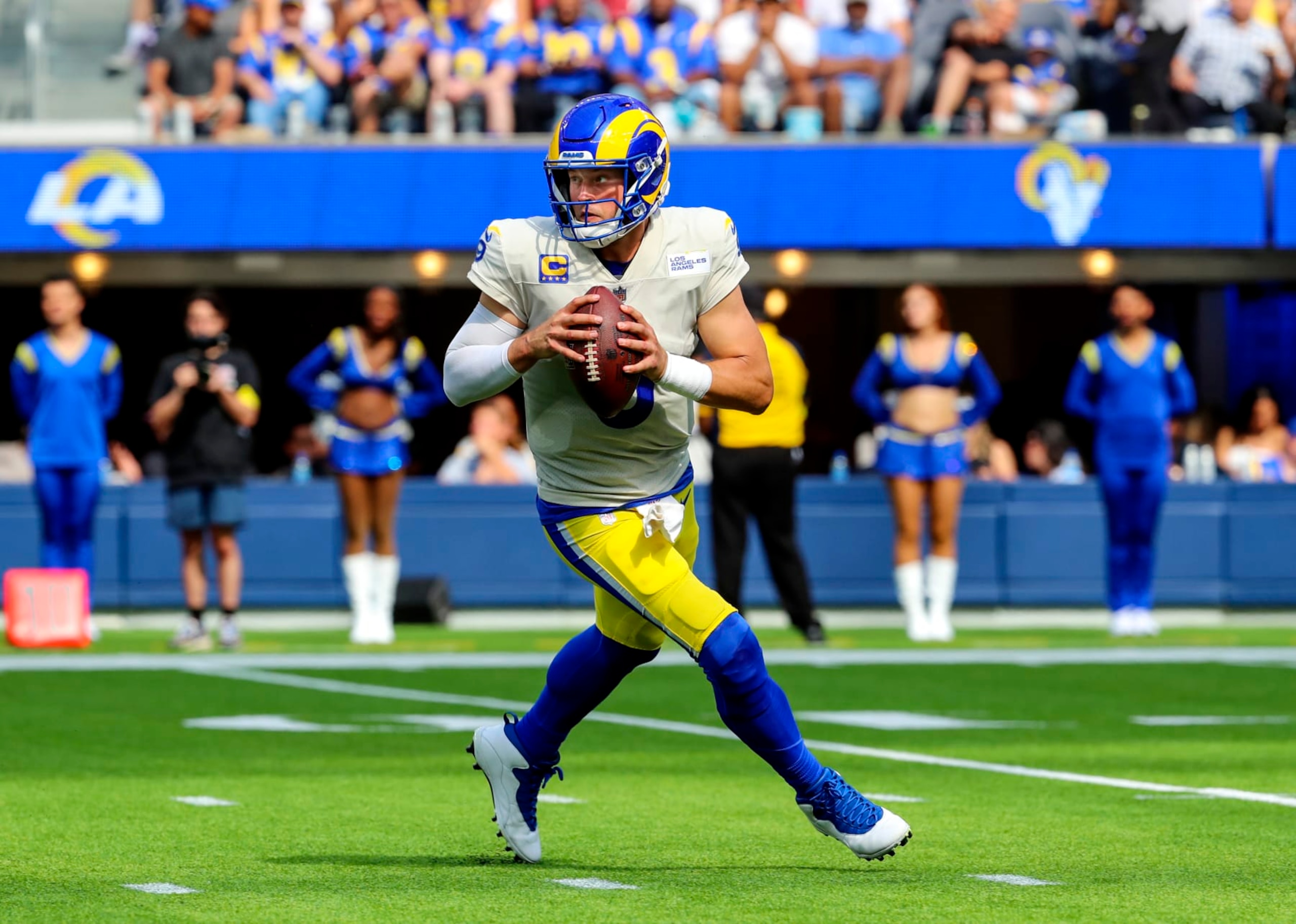 Los Angeles, CA - September 18: Rams quarterback Matthew Stafford rolls out for a pass against the Falcons in the second half at SoFi Stadium in Los Angeles on Sunday, Sept. 18, 2022. (Allen J. Schaben / Los Angeles Times via Getty Images) Los Angeles, CA - September 18: Rams quarterback Matthew Stafford rolls out for a pass against the Falcons in the second half at SoFi Stadium in Los Angeles on Sunday, Sept. 18, 2022. (Allen J. Schaben / Los Angeles Times via Getty Images)