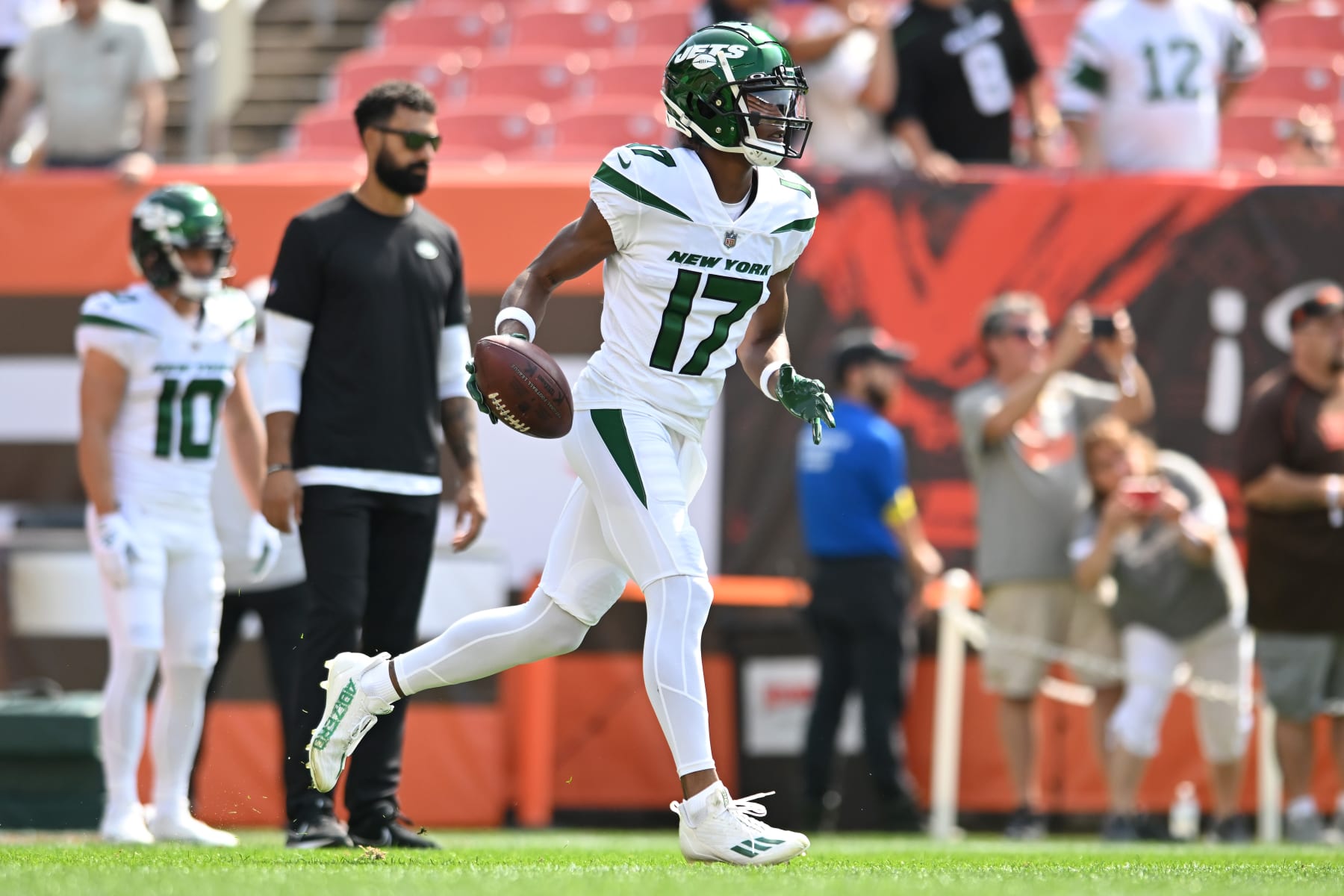 CLEVELAND, OHIO - SEPTEMBER 18: Garrett Wilson #17 of the New York Jets runs on the field during warmups before the game against the Cleveland Browns at FirstEnergy Stadium on September 18, 2022 in Cleveland, Ohio. (Photo by Nick Cammett/Getty Images)