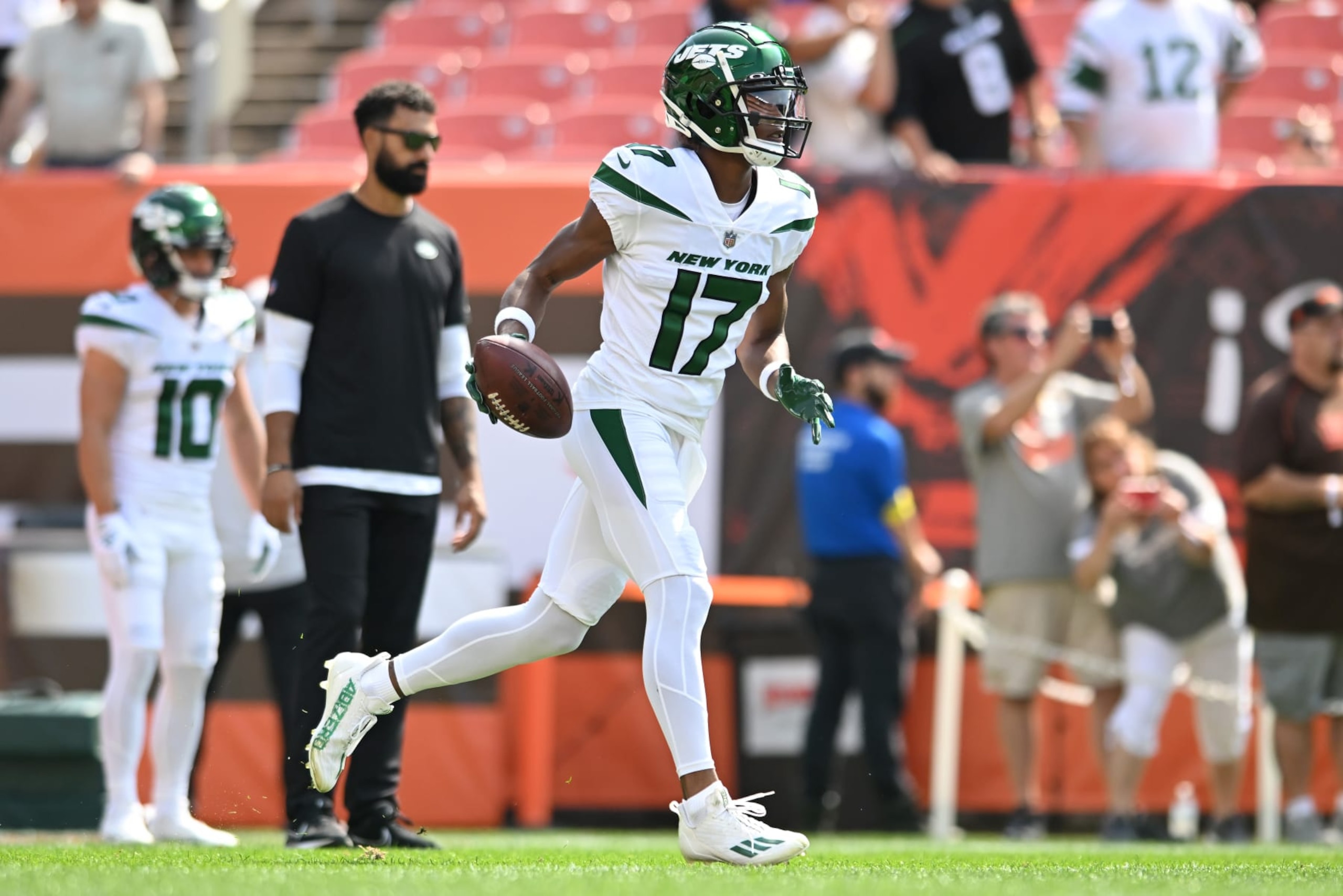 CLEVELAND, OHIO - SEPTEMBER 18: Garrett Wilson #17 of the New York Jets runs on the field during warmups before the game against the Cleveland Browns at FirstEnergy Stadium on September 18, 2022 in Cleveland, Ohio. (Photo by Nick Cammett/Getty Images)