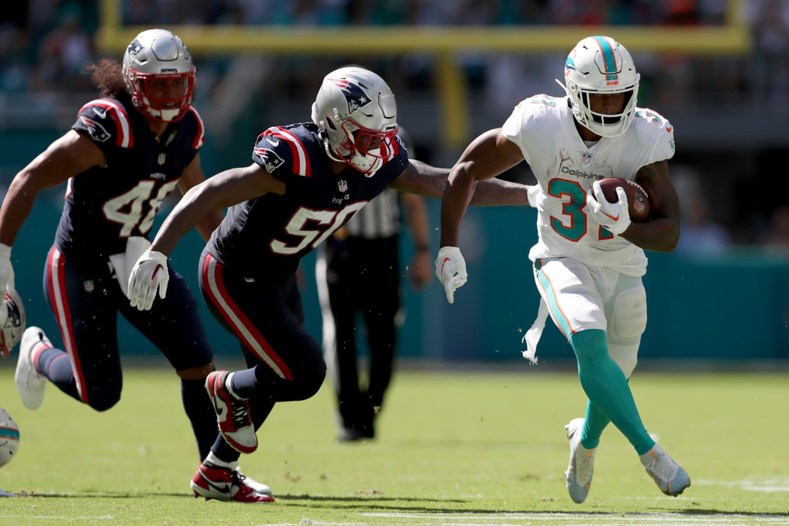 MIAMI GARDENS, FLORIDA - SEPTEMBER 11: Raheem Mostert #31 of the Miami Dolphins rushes against the New England Patriots during the fourth quarter at Hard Rock Stadium on September 11, 2022 in Miami Gardens, Florida. (Photo by Megan Briggs/Getty Images)
