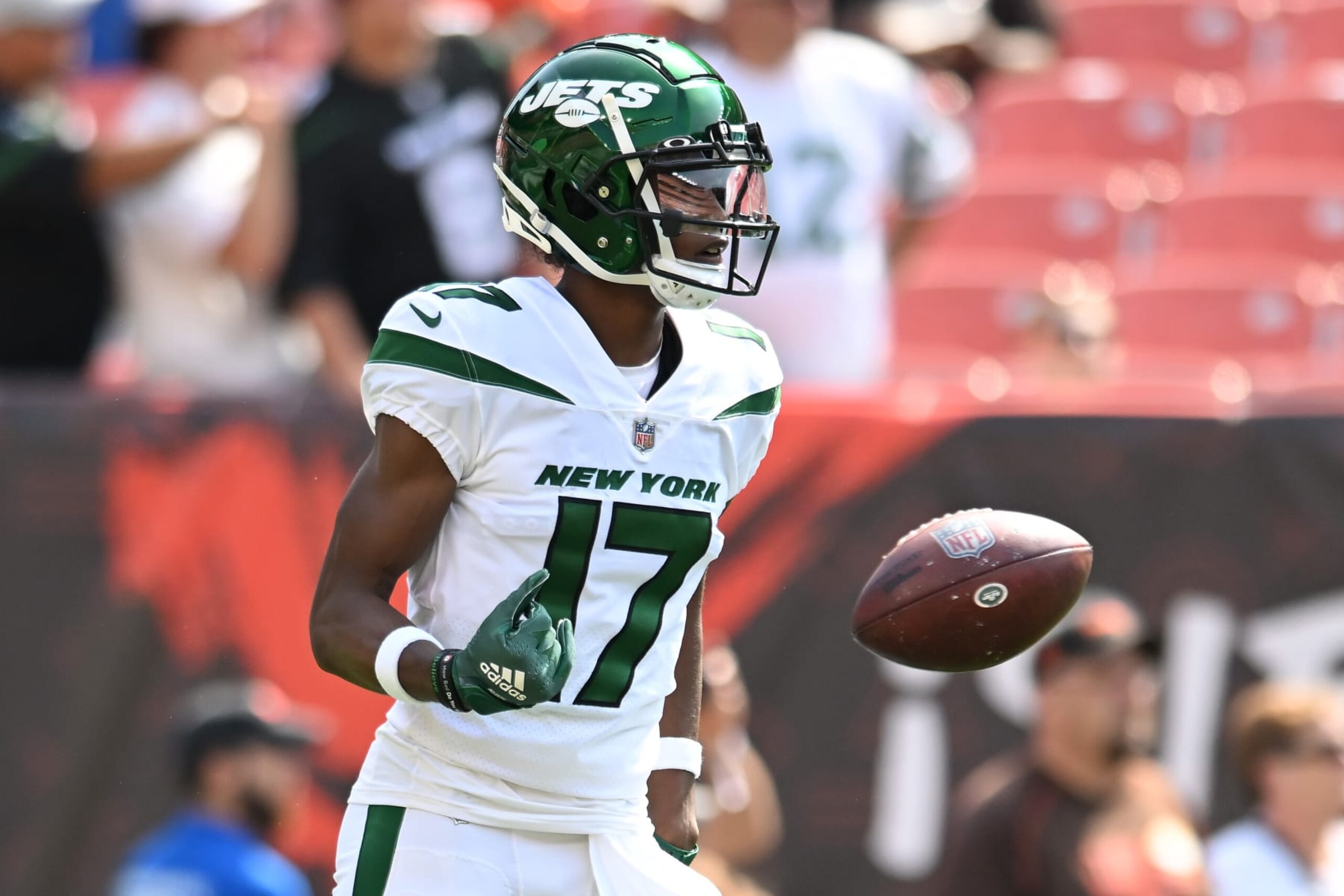 CLEVELAND, OHIO - SEPTEMBER 18: Garrett Wilson #17 of the New York Jets tosses a ball during warmups before the game against the Cleveland Browns at FirstEnergy Stadium on September 18, 2022 in Cleveland, Ohio. (Photo by Nick Cammett/Getty Images) CLEVELAND, OHIO - SEPTEMBER 18: Garrett Wilson #17 of the New York Jets tosses a ball during warmups before the game against the Cleveland Browns at FirstEnergy Stadium on September 18, 2022 in Cleveland, Ohio. (Photo by Nick Cammett/Getty Images)