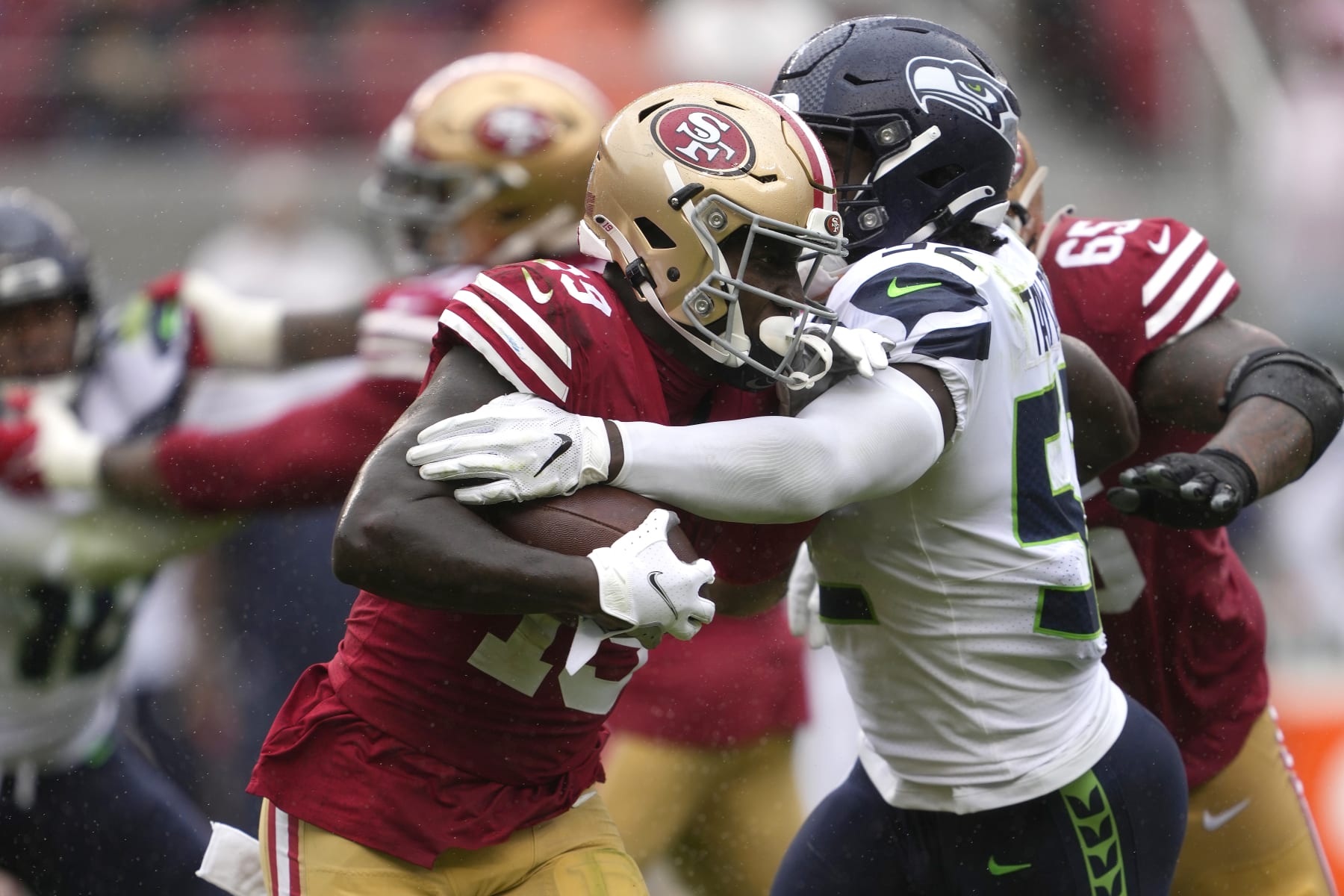 SANTA CLARA, CALIFORNIA - SEPTEMBER 18: Deebo Samuel #19 of the San Francisco 49ers runs with the ball against Darrell Taylor #52 of the Seattle Seahawks during the third quarter at Levi's Stadium on September 18, 2022 in Santa Clara, California. (Photo by Thearon W. Henderson/Getty Images)