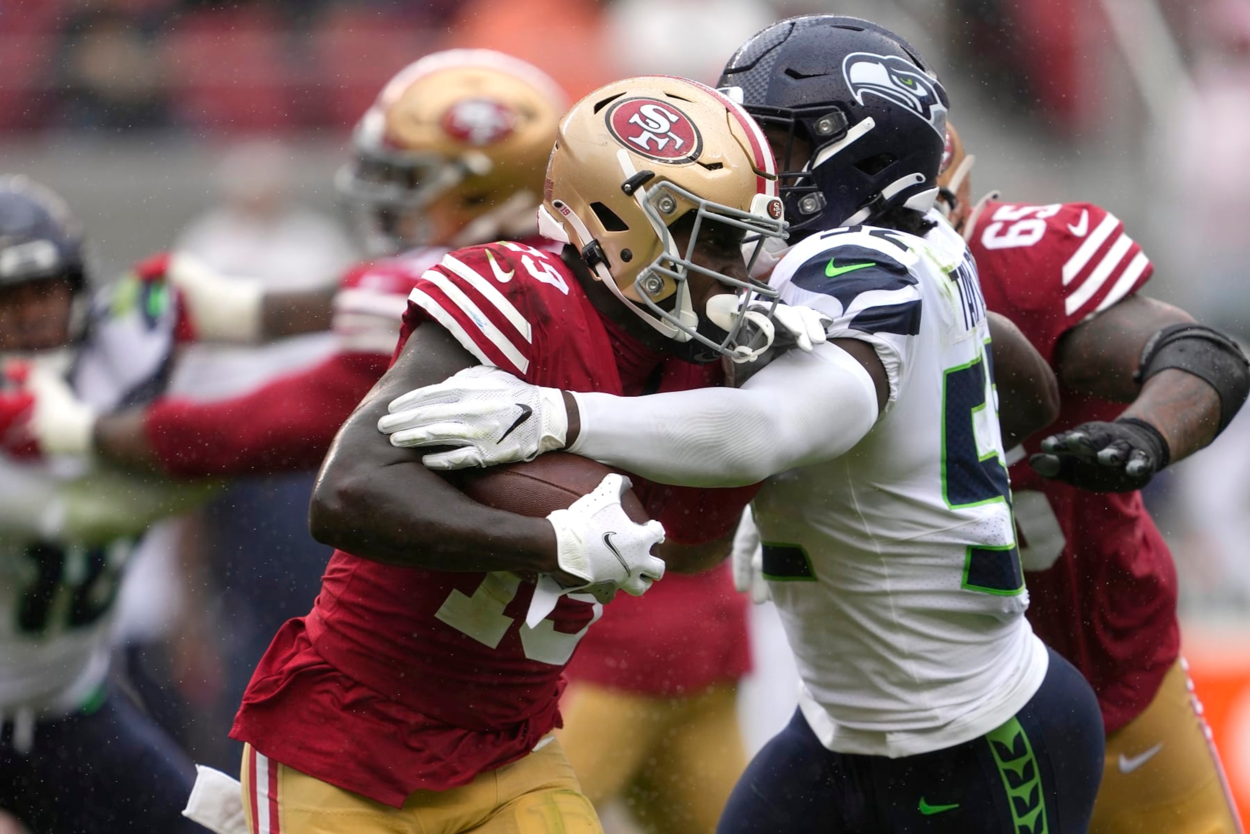 SANTA CLARA, CALIFORNIA - SEPTEMBER 18: Deebo Samuel #19 of the San Francisco 49ers runs with the ball against Darrell Taylor #52 of the Seattle Seahawks during the third quarter at Levi's Stadium on September 18, 2022 in Santa Clara, California. (Photo by Thearon W. Henderson/Getty Images)