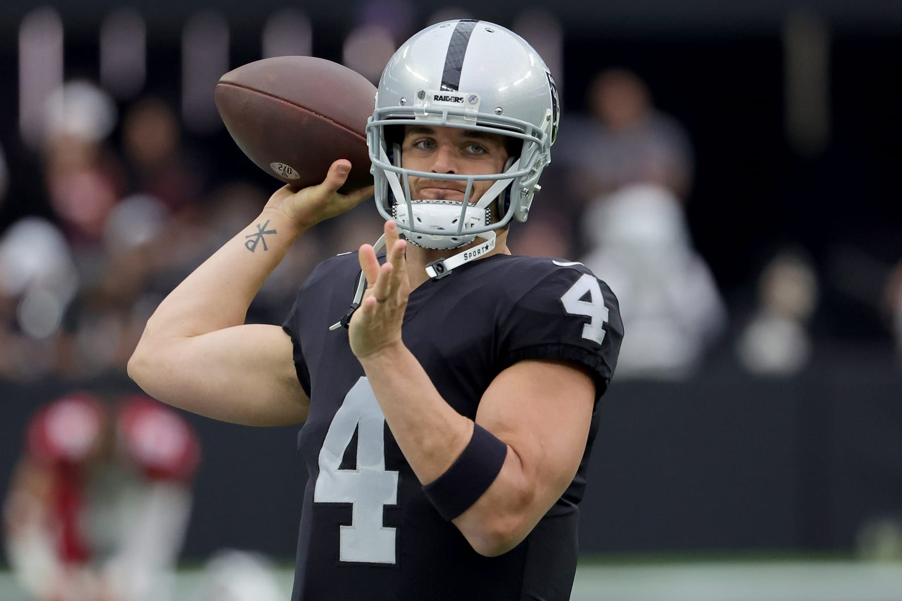 LAS VEGAS, NEVADA - SEPTEMBER 18: Derek Carr #4 of the Las Vegas Raiders warms up before the game against the Arizona Cardinals at Allegiant Stadium on September 18, 2022 in Las Vegas, Nevada. (Photo by Ethan Miller/Getty Images)