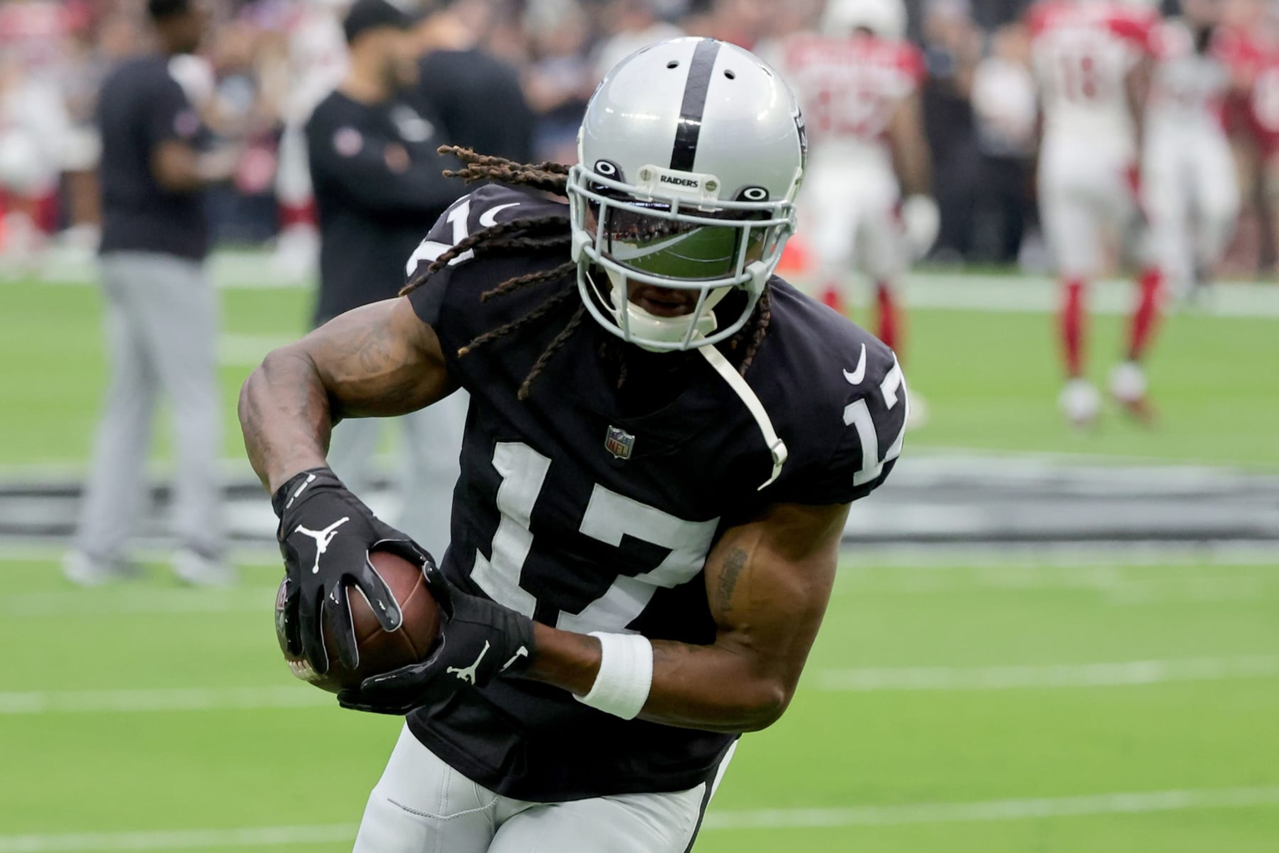 LAS VEGAS, NEVADA - SEPTEMBER 18: Davante Adams #17 of the Las Vegas Raiders warms up before the game against the Arizona Cardinals at Allegiant Stadium on September 18, 2022 in Las Vegas, Nevada. (Photo by Ethan Miller/Getty Images) LAS VEGAS, NEVADA - SEPTEMBER 18: Davante Adams #17 of the Las Vegas Raiders warms up before the game against the Arizona Cardinals at Allegiant Stadium on September 18, 2022 in Las Vegas, Nevada. (Photo by Ethan Miller/Getty Images)