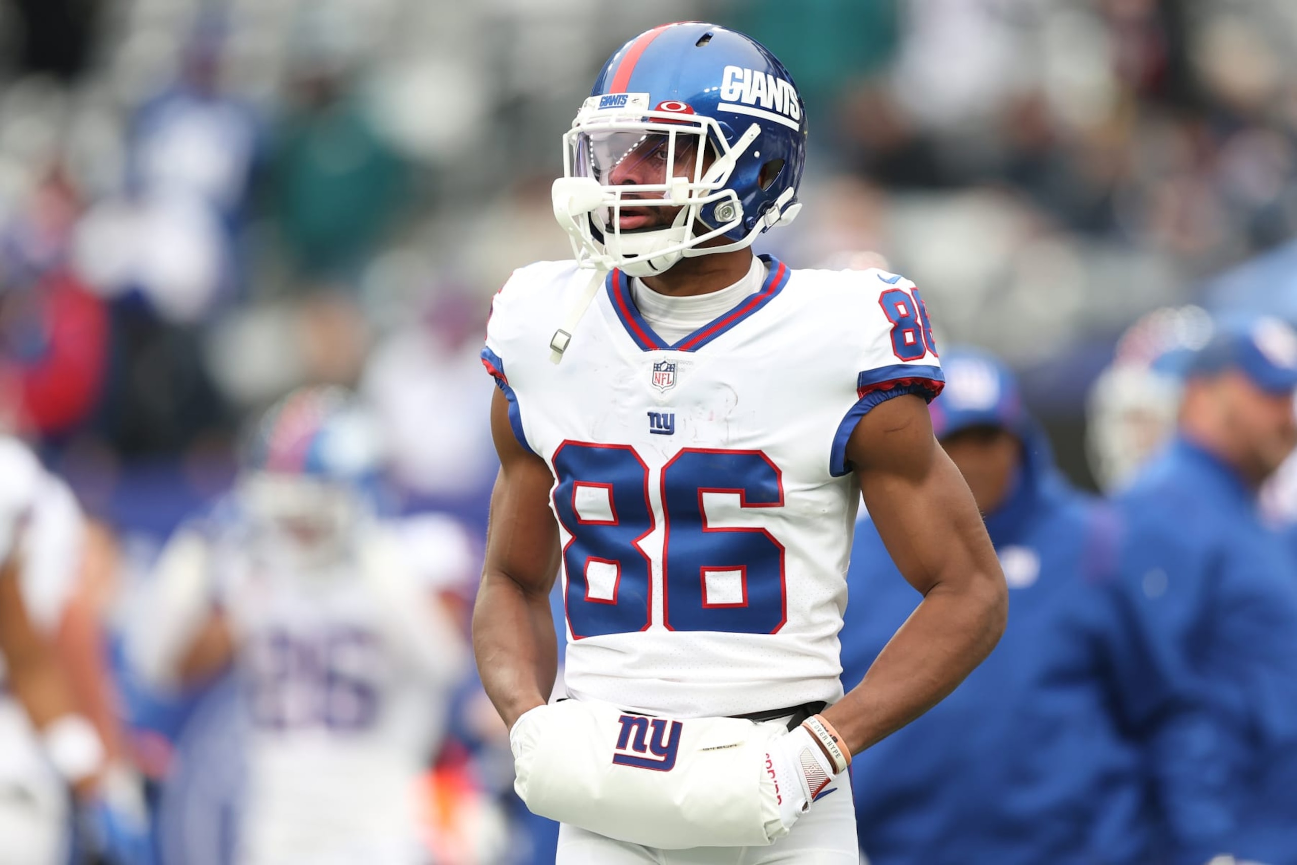 EAST RUTHERFORD, NEW JERSEY - NOVEMBER 28: Darius Slayton #86 of the New York Giants warms up before the game against the Philadelphia Eagles at MetLife Stadium on November 28, 2021 in East Rutherford, New Jersey. (Photo by Elsa/Getty Images)