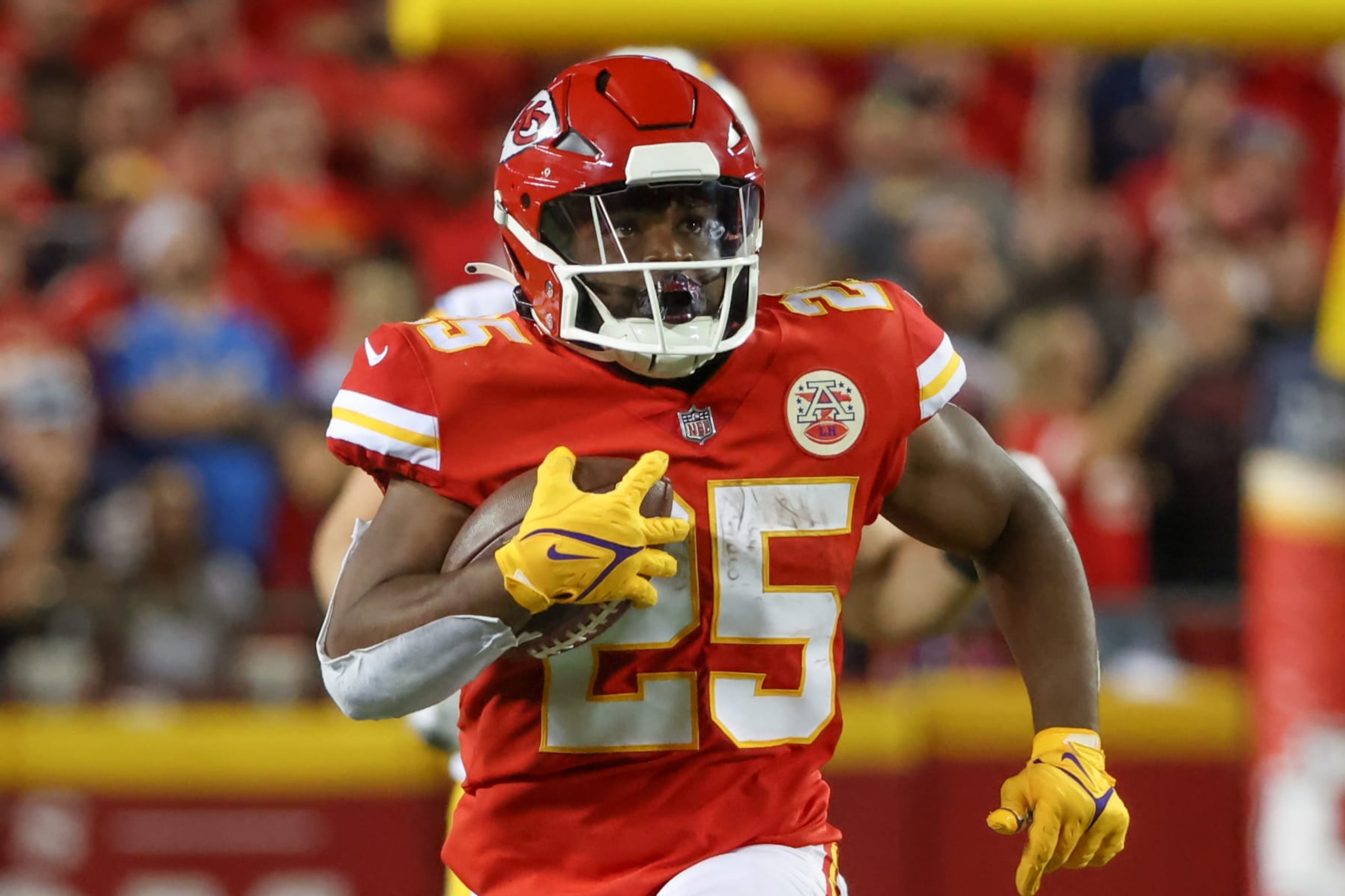 KANSAS CITY, MO - SEPTEMBER 15: Kansas City Chiefs running back Clyde Edwards-Helaire (25) during a 52-yard run late in the fourth quarter of an NFL game between the Los Angeles Chargers and Kansas City Chiefs on September 15, 2022 at GEHA Field at Arrowhead Stadium in Kansas City, MO. Photo by Scott Winters/Icon Sportswire via Getty Images) KANSAS CITY, MO - SEPTEMBER 15: Kansas City Chiefs running back Clyde Edwards-Helaire (25) during a 52-yard run late in the fourth quarter of an NFL game between the Los Angeles Chargers and Kansas City Chiefs on September 15, 2022 at GEHA Field at Arrowhead Stadium in Kansas City, MO. Photo by Scott Winters/Icon Sportswire via Getty Images)