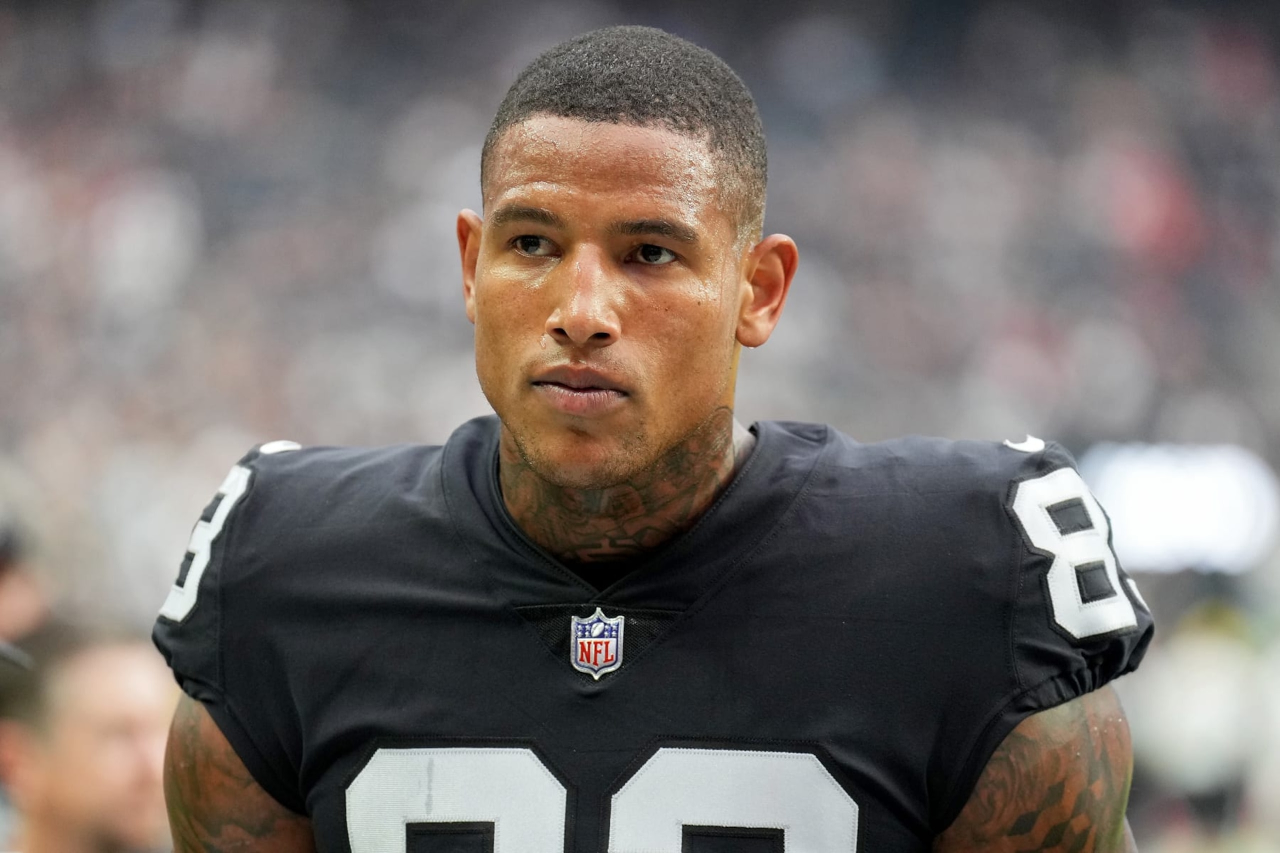 LAS VEGAS, NEVADA - SEPTEMBER 18: Darren Waller #83 of the Las Vegas Raiders walks across the field before the game against the Arizona Cardinals at Allegiant Stadium on September 18, 2022 in Las Vegas, Nevada. (Photo by Chris Unger/Getty Images) LAS VEGAS, NEVADA - SEPTEMBER 18: Darren Waller #83 of the Las Vegas Raiders walks across the field before the game against the Arizona Cardinals at Allegiant Stadium on September 18, 2022 in Las Vegas, Nevada. (Photo by Chris Unger/Getty Images)