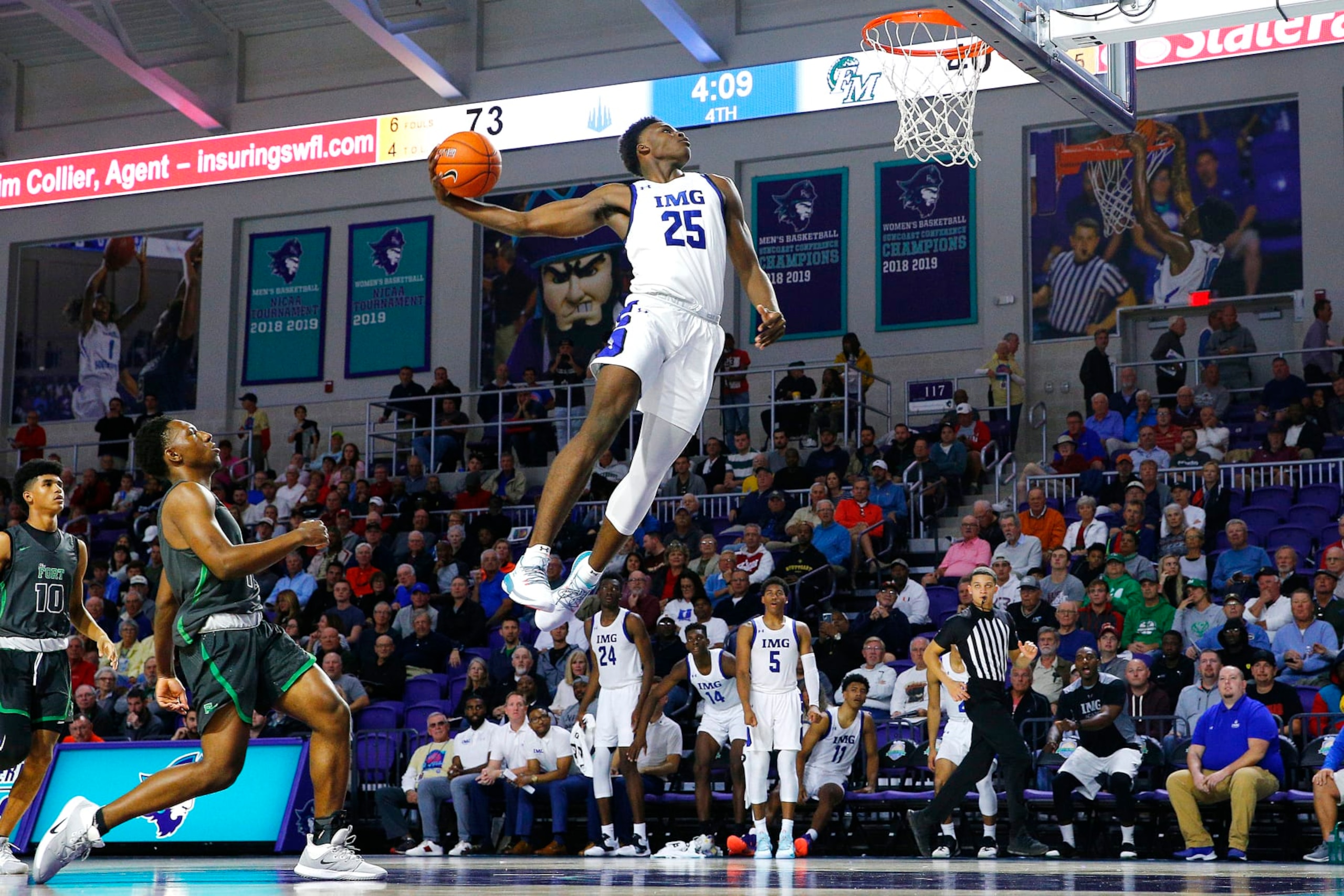 FORT MYERS, FLORIDA - DECEMBER 19:  Jarace Walker #25 of IMG Academy goes up for a dunk against Fort Myers High School during the City of Palms Classic Day 2 at Suncoast Credit Union Arena on December 19, 2019 in Fort Myers, Florida. (Photo by Michael Reaves/Getty Images)