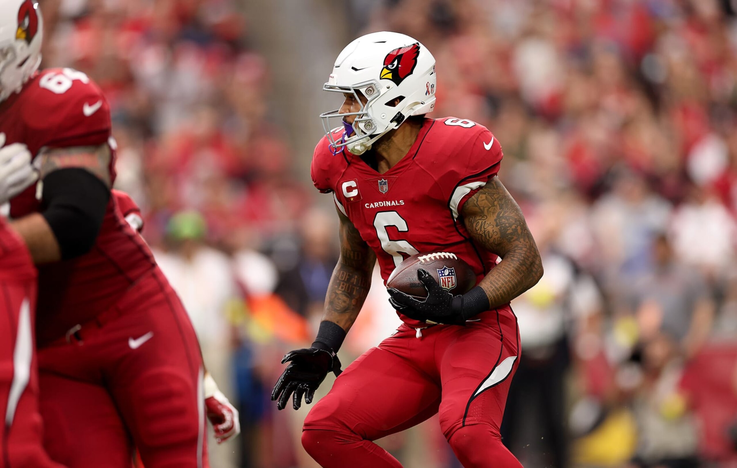 GLENDALE, ARIZONA - SEPTEMBER 11:Running back James Conner #6 of the Arizona Cardinals runs with the ball during the second quarter of the game against the Kansas City Chiefs at State Farm Stadium on September 11, 2022 in Glendale, Arizona. (Photo by Christian Petersen/Getty Images)