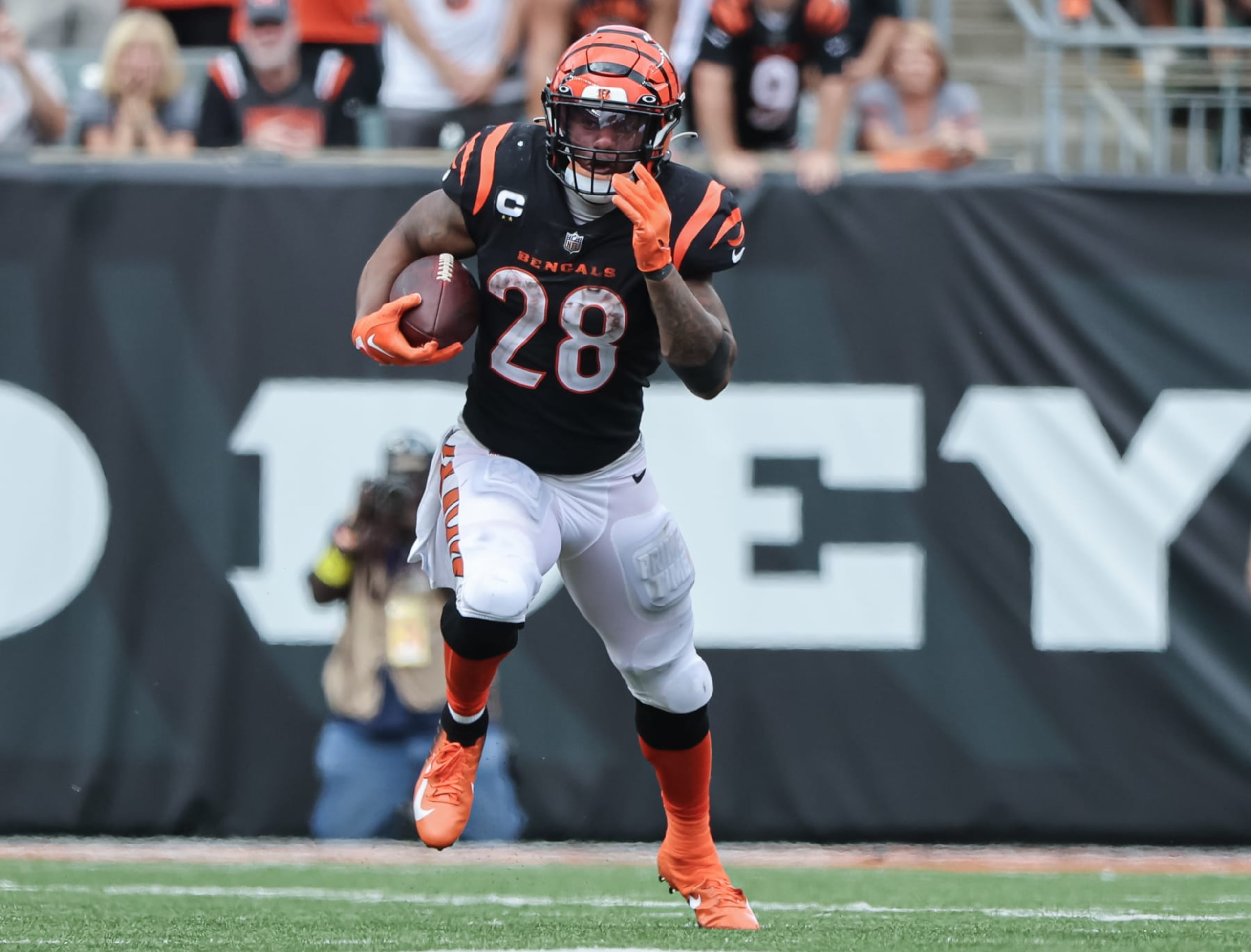 CINCINNATI, OH - SEPTEMBER 11: Joe Mixon #28 of the Cincinnati Bengals runs the ball during the game against the Pittsburgh Steelers at Paul Brown Stadium on September 11, 2022 in Cincinnati, Ohio. (Photo by Michael Hickey/Getty Images)