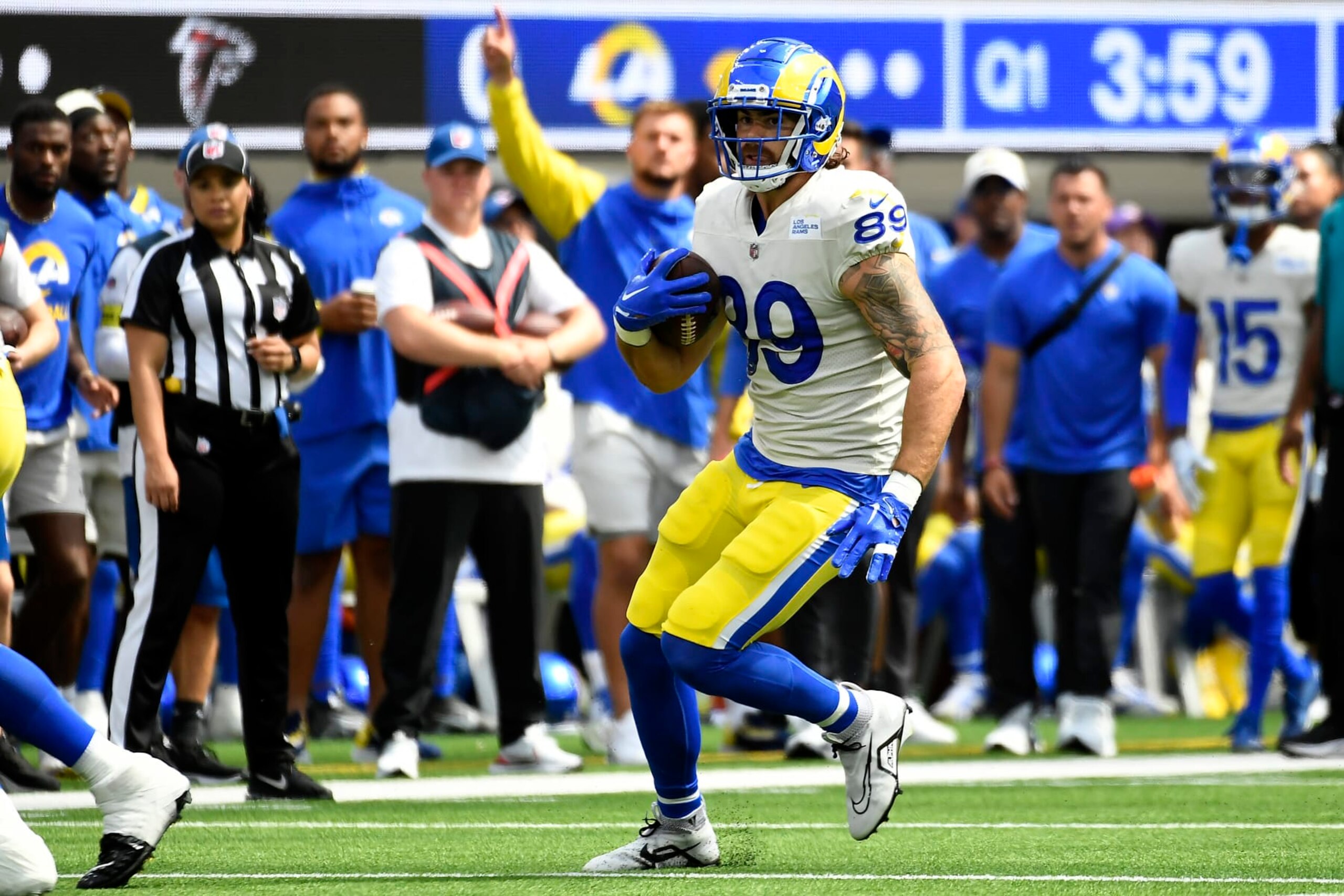 INGLEWOOD, CALIFORNIA - SEPTEMBER 18: Tyler Higbee #89 of the Los Angeles Rams carries the ball during the first quarter against the Atlanta Falcons at SoFi Stadium on September 18, 2022 in Inglewood, California. (Photo by Kevork Djansezian/Getty Images)