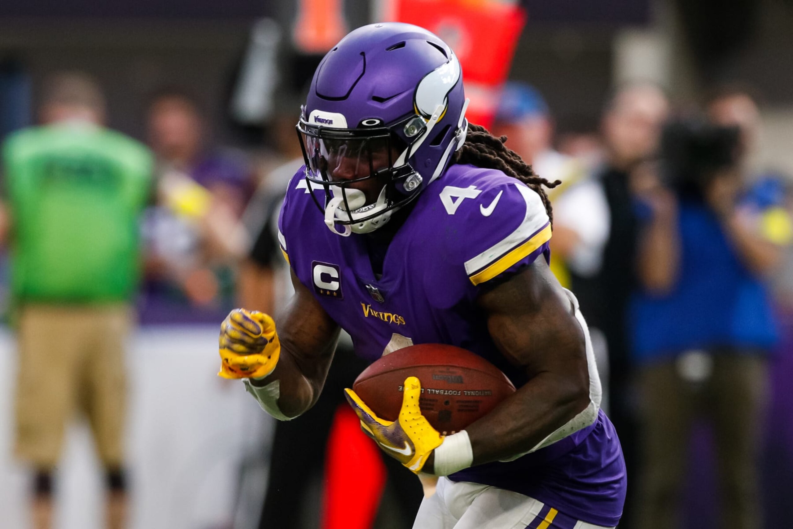 MINNEAPOLIS, MN - SEPTEMBER 11: Dalvin Cook #4 of the Minnesota Vikings runs with the ball against the Green Bay Packers in the fourth quarter of the game at U.S. Bank Stadium on September 11, 2022 in Minneapolis, Minnesota. The Vikings defeated the Packers 23-7. (Photo by David Berding/Getty Images)