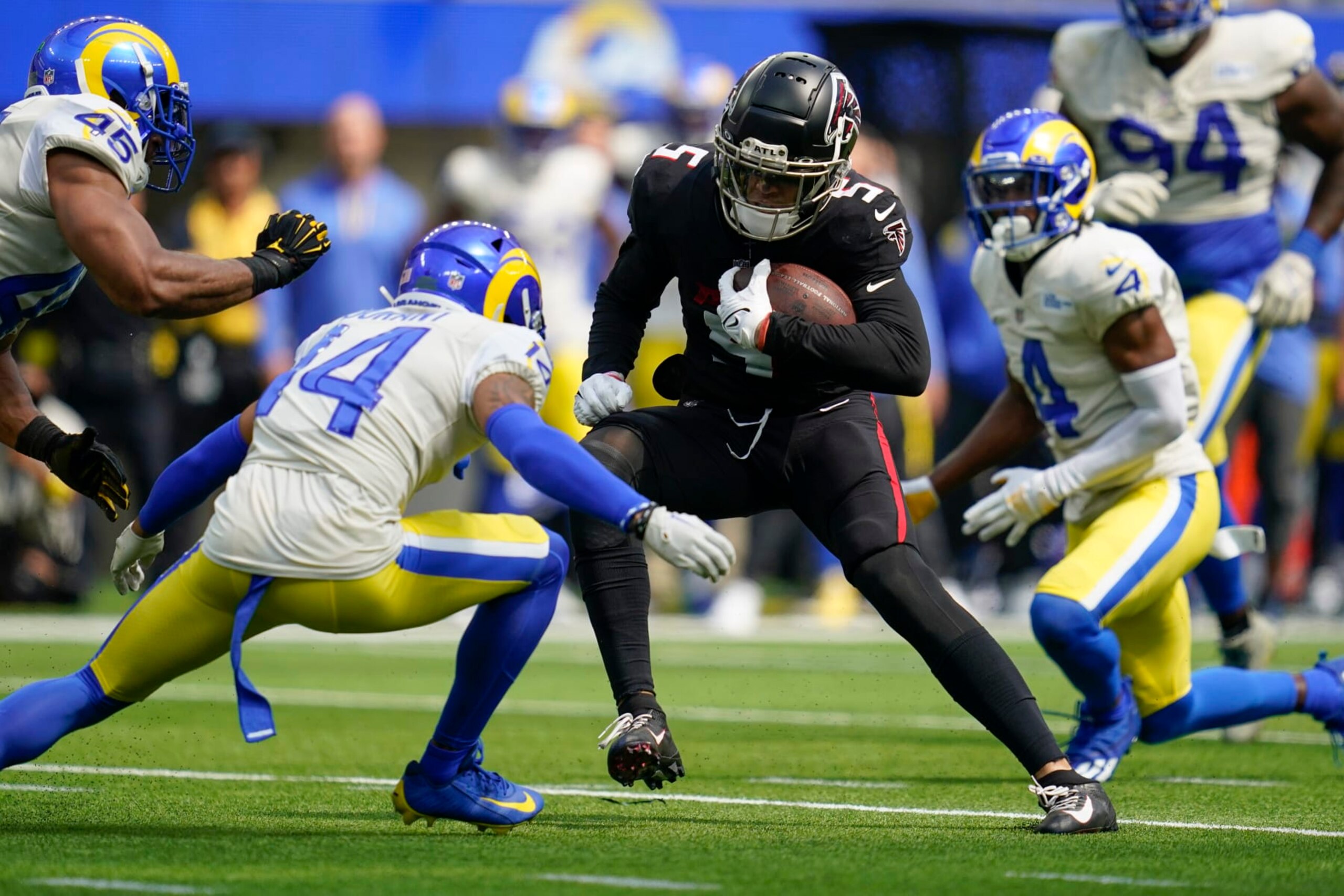 Atlanta Falcons wide receiver Drake London runs with the ball during the first half of an NFL football game against the Los Angeles Rams, Sunday, Sept. 18, 2022, in Inglewood, Calif. (AP Photo/Ashley Landis)