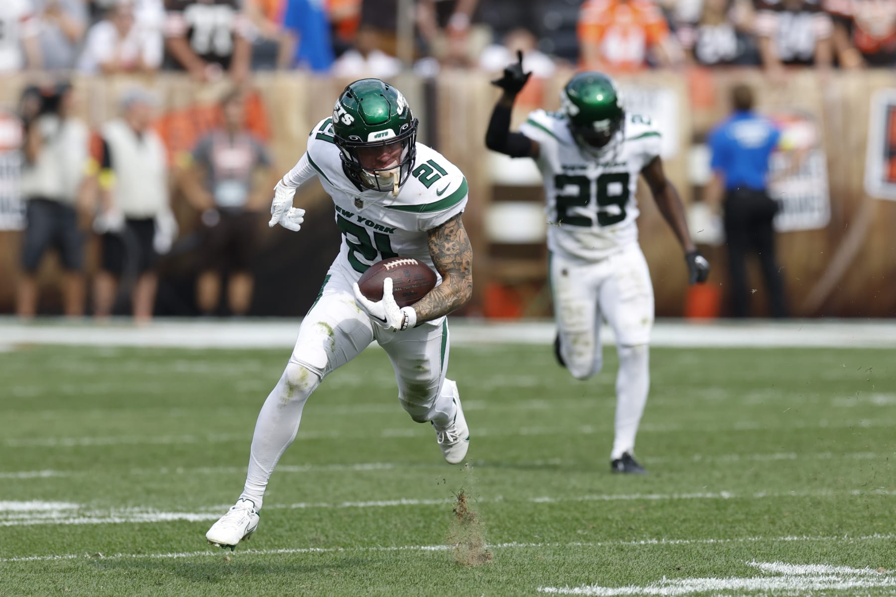 New York Jets safety Ashtyn Davis (21) runs with the ball after making an interception of a pass by Cleveland Browns quarterback Jacoby Brissett (7) with time running down during the second half of an NFL football game, Sunday, Sept. 18, 2022, in Cleveland. The Jets won 31-30. (AP Photo/Ron Schwane)