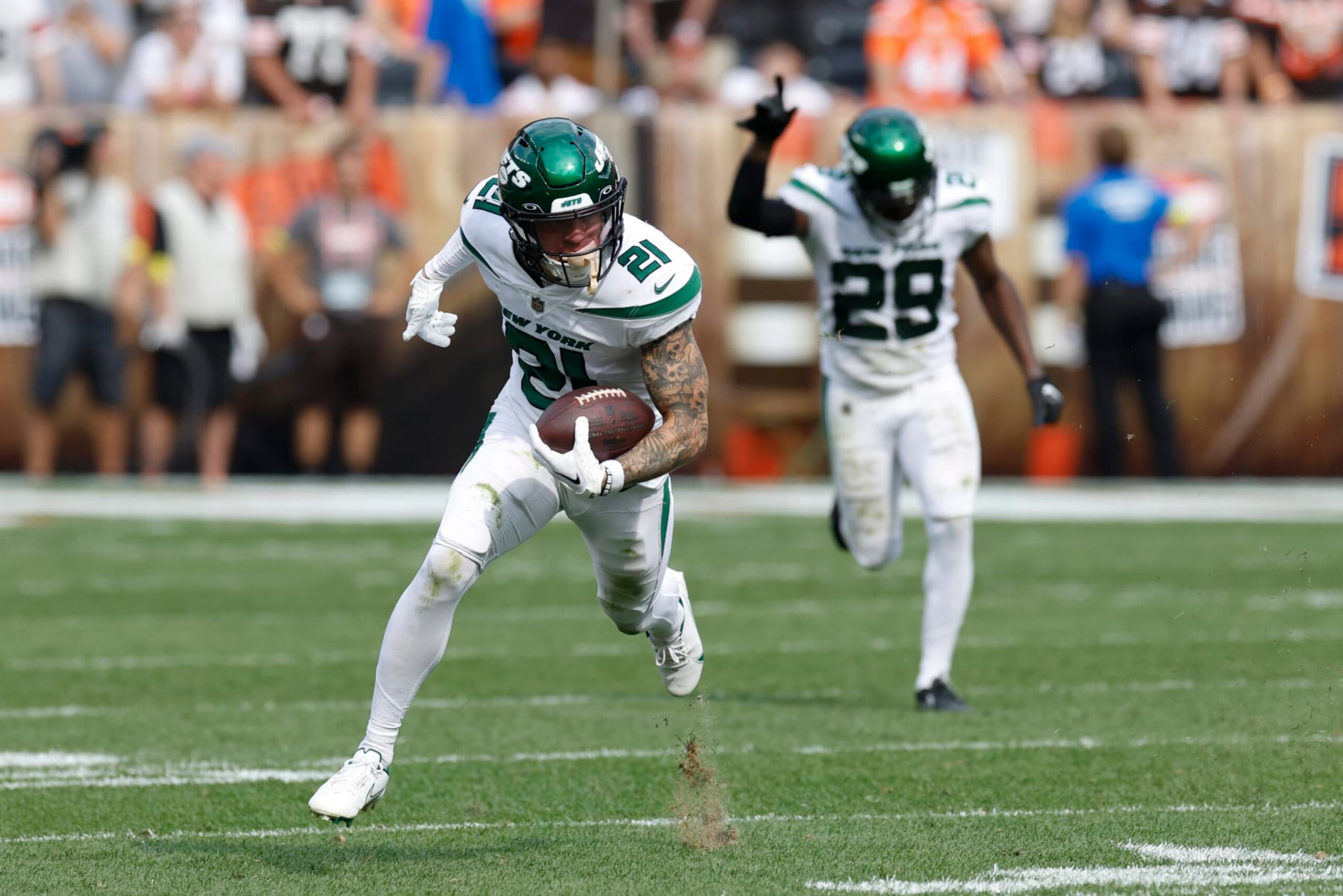 New York Jets safety Ashtyn Davis (21) runs with the ball after making an interception of a pass by Cleveland Browns quarterback Jacoby Brissett (7) with time running down during the second half of an NFL football game, Sunday, Sept. 18, 2022, in Cleveland. The Jets won 31-30. (AP Photo/Ron Schwane)