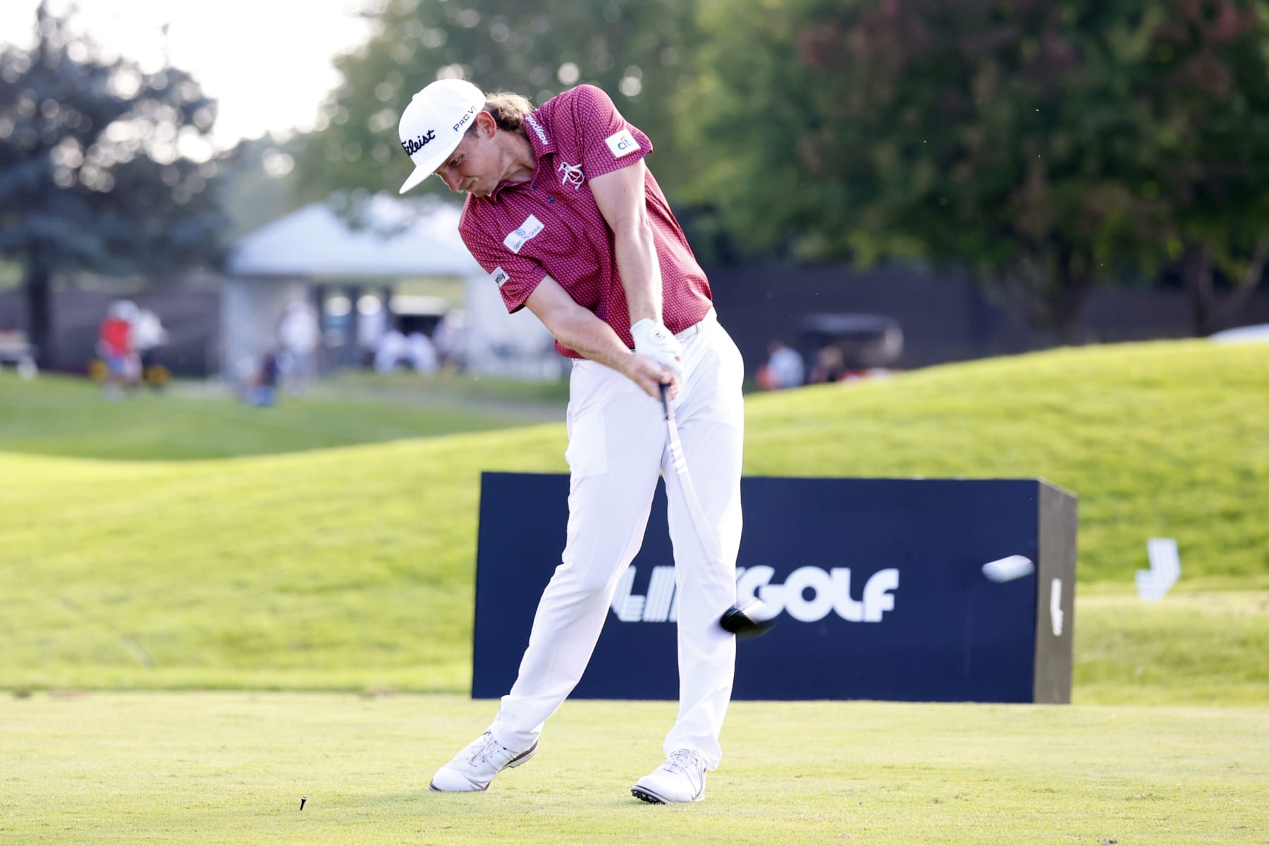 SUGAR GROVE, IL - SEPTEMBER 18: LIV golfer Cameron Smith hits his tee shot on the 18th hole during the LIV Golf Invitational Series Chicago at Rich Harvest Farms in Sugar Grove, Illinois.  (Photo by Brian Spurlock/Icon Sportswire via Getty Images)