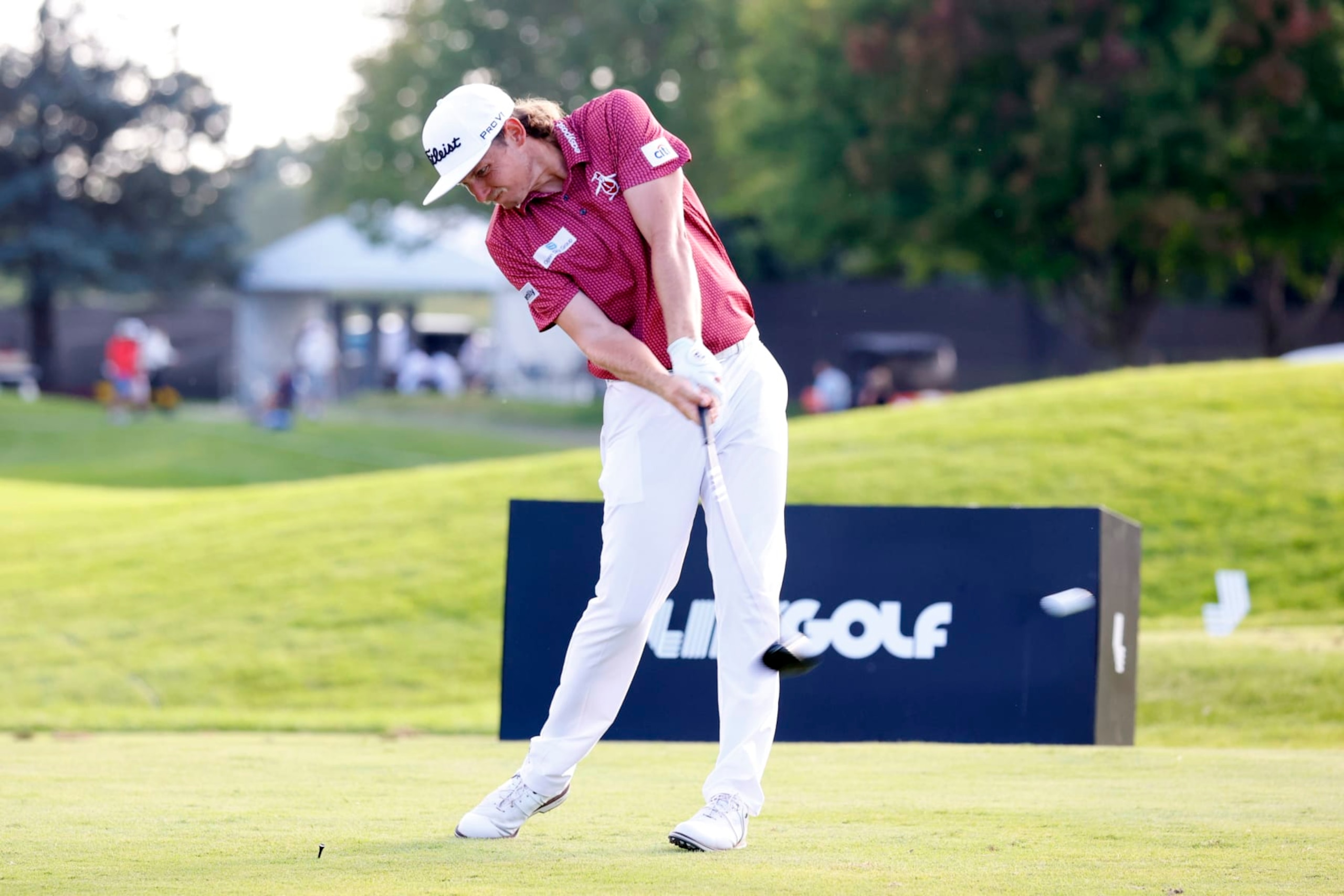 SUGAR GROVE, IL - SEPTEMBER 18: LIV golfer Cameron Smith hits his tee shot on the 18th hole during the LIV Golf Invitational Series Chicago at Rich Harvest Farms in Sugar Grove, Illinois.  (Photo by Brian Spurlock/Icon Sportswire via Getty Images)