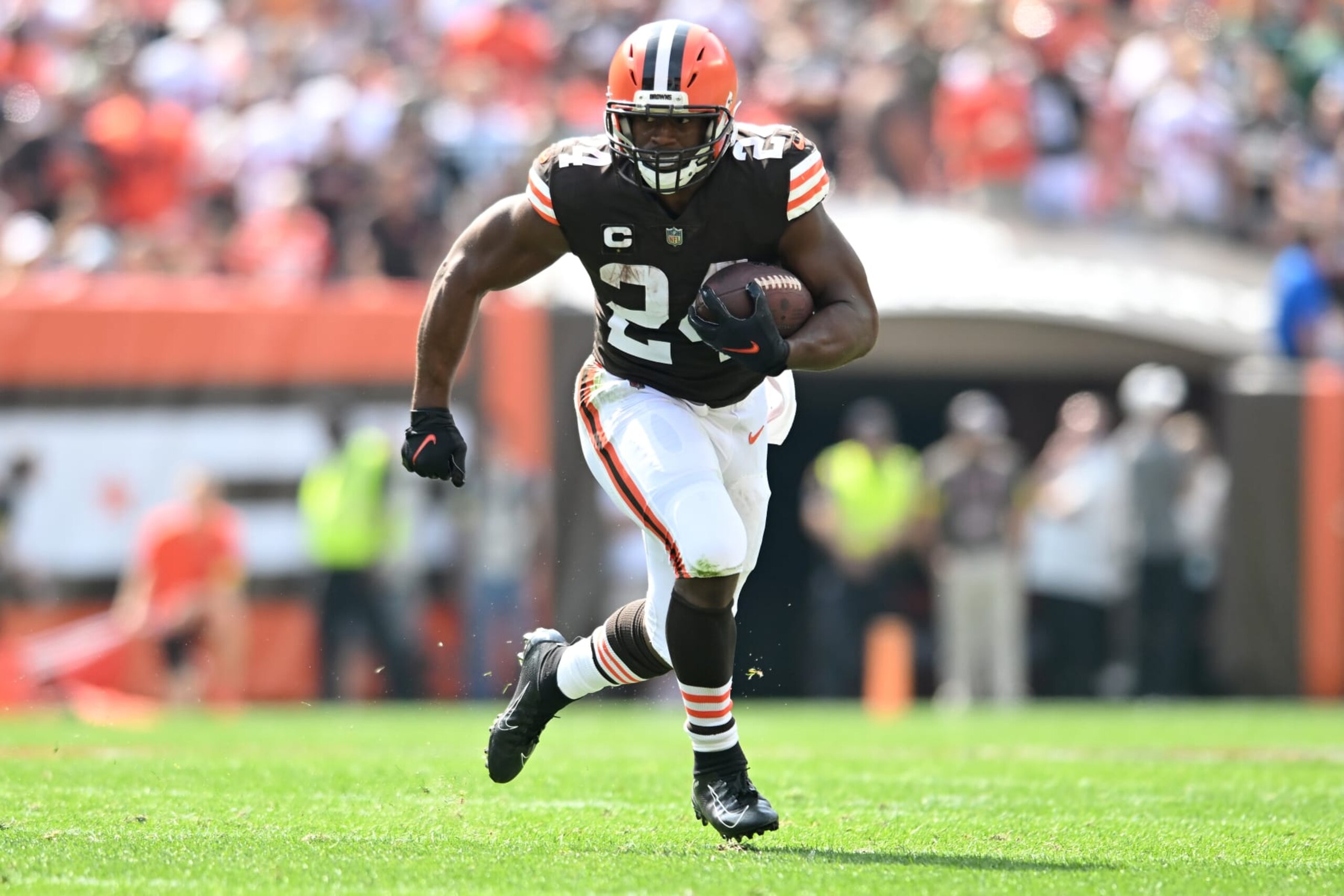 CLEVELAND, OHIO - SEPTEMBER 18: Nick Chubb #24 of the Cleveland Browns runs with the ball against the New York Jets during the first quarter at FirstEnergy Stadium on September 18, 2022 in Cleveland, Ohio. (Photo by Nick Cammett/Getty Images)