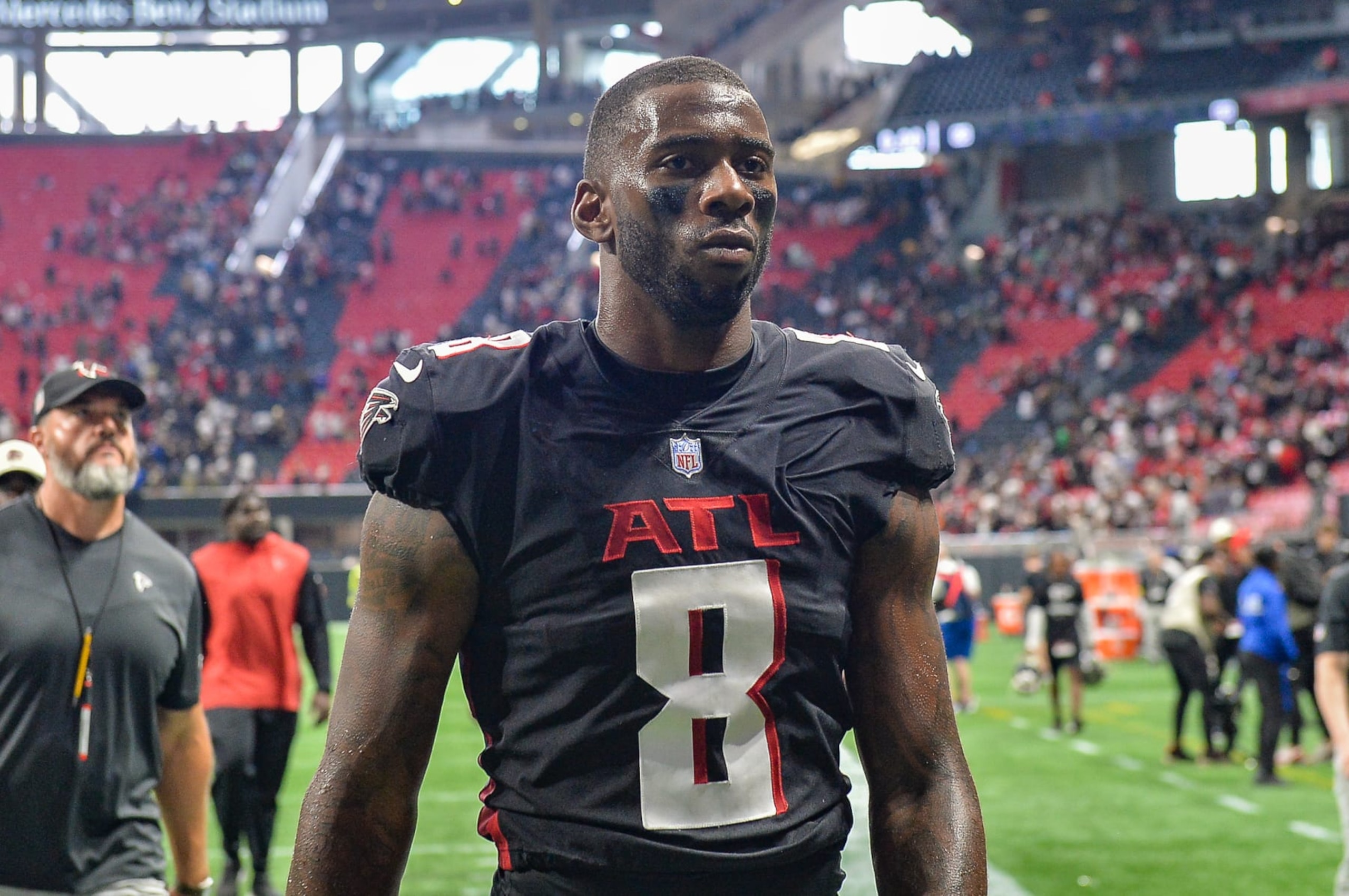 ATLANTA, GA SEPTEMBER 11: Atlanta tight end Kyle Pitts (8) leaves the field following the conclusion of the NFL game between the New Orleans Saints and the Atlanta Falcons on September 11th, 2022 at Mercedes-Benz Stadium in Atlanta, GA. (Photo by Rich von Biberstein/Icon Sportswire via Getty Images) ATLANTA, GA SEPTEMBER 11: Atlanta tight end Kyle Pitts (8) leaves the field following the conclusion of the NFL game between the New Orleans Saints and the Atlanta Falcons on September 11th, 2022 at Mercedes-Benz Stadium in Atlanta, GA. (Photo by Rich von Biberstein/Icon Sportswire via Getty Images)