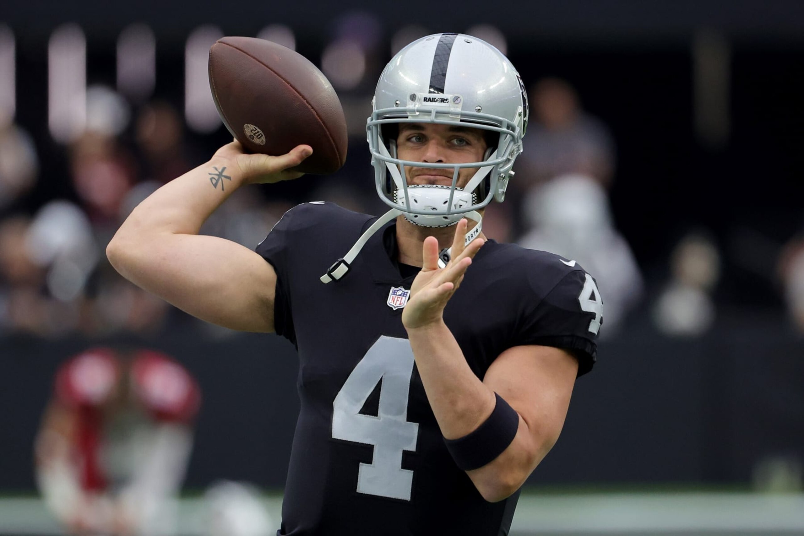 LAS VEGAS, NEVADA - SEPTEMBER 18: Derek Carr #4 of the Las Vegas Raiders warms up before a game against the Arizona Cardinals at Allegiant Stadium on September 18, 2022 in Las Vegas, Nevada. (Photo by Ethan Miller/Getty Images)
