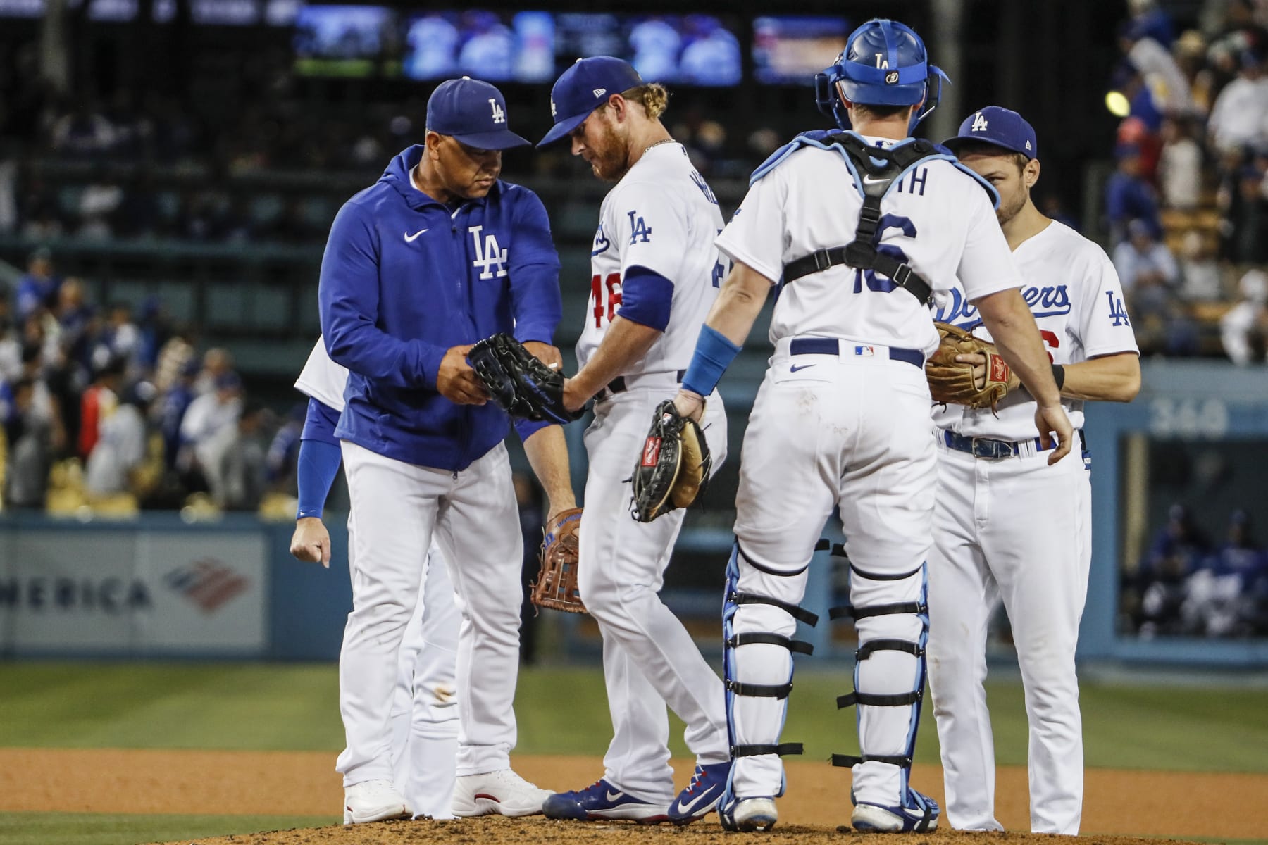 Los Angeles, CA, Thursday, July 7, 2022 - Manager Dave Roberts takes the ball from pitcher Craig Kimbrel in the ninth inning against the Chicago Cubs at Dodger Stadium.  (Robert Gauthier/Los Angeles Times via Getty Images)
