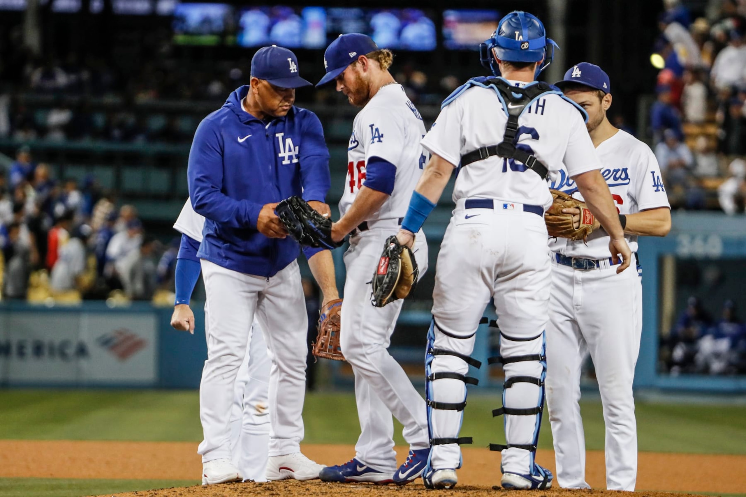 Los Angeles, CA, Thursday, July 7, 2022 - Manager Dave Roberts takes the ball from pitcher Craig Kimbrel in the ninth inning against the Chicago Cubs at Dodger Stadium.  (Robert Gauthier/Los Angeles Times via Getty Images)