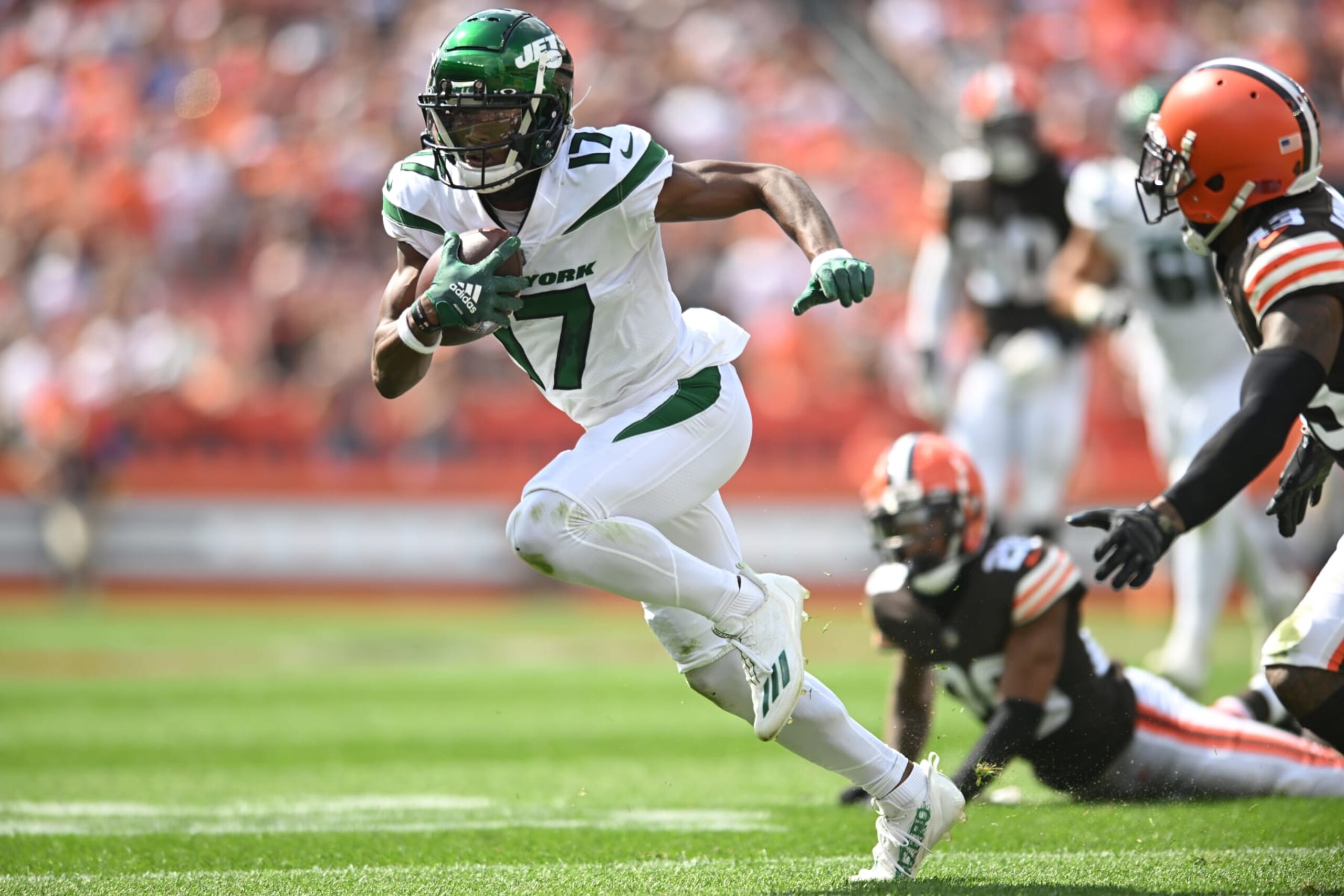 CLEVELAND, OHIO - SEPTEMBER 18: Garrett Wilson #17 of the New York Jets runs with the ball against the Cleveland Browns during the second quarter at FirstEnergy Stadium on September 18, 2022 in Cleveland, Ohio. (Photo by Nick Cammett/Getty Images) CLEVELAND, OHIO - SEPTEMBER 18: Garrett Wilson #17 of the New York Jets runs with the ball against the Cleveland Browns during the second quarter at FirstEnergy Stadium on September 18, 2022 in Cleveland, Ohio. (Photo by Nick Cammett/Getty Images)