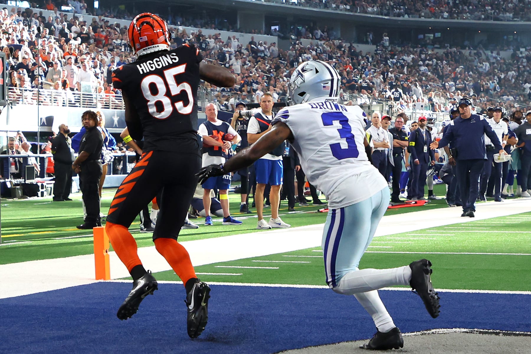 ARLINGTON, TEXAS - SEPTEMBER 18: Tee Higgins #85 of the Cincinnati Bengals makes a catch for a touch down against Anthony Brown #3 of the Dallas Cowboys during the fourth quarter at AT&T Stadium on September 18, 2022 in Arlington, Texas. (Photo by Richard Rodriguez/Getty Images)