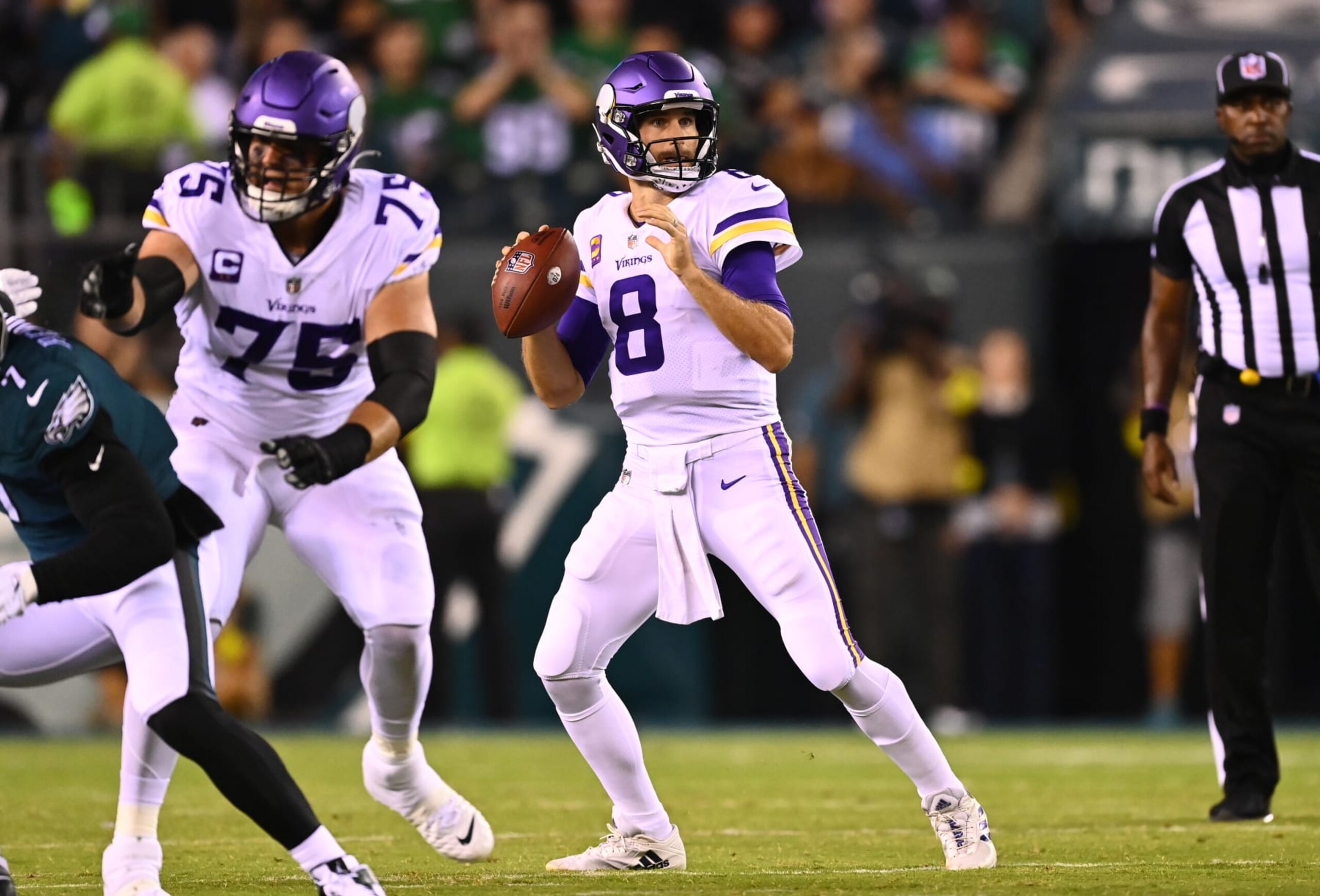 PHILADELPHIA, PA - SEPTEMBER 19: Minnesota Vikings Quarterback Kirk Cousins (8) holds the ball in the pocket in the first quarter during the game between the Minnesota Vikings and Philadelphia Eagles on September 19, 2022 at Lincoln Financial Field in Philadelphia, PA. (Photo by Kyle Ross/Icon Sportswire via Getty Images)
