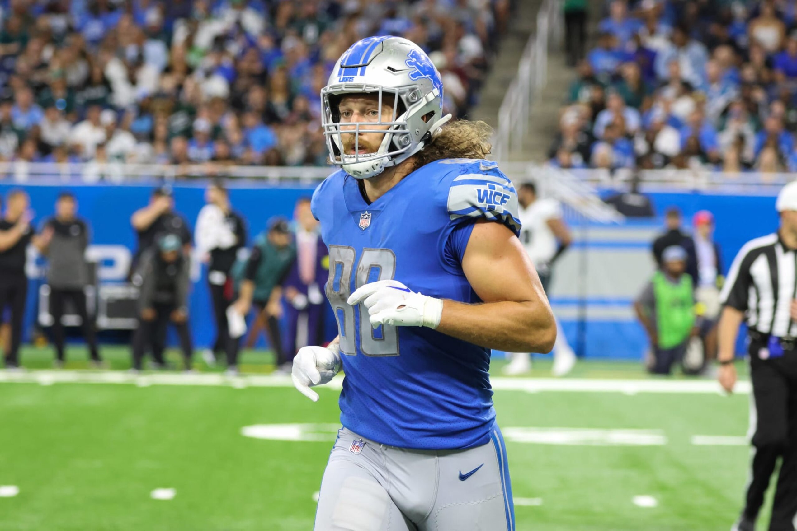 DETROIT, MI - SEPTEMBER 11:  Detroit Lions tight end T.J. Hockenson (88) runs off of the field at the end of a play during a regular season NFL football game between the Philadelphia Eagles and the Detroit Lions on September 11, 2022 at Ford Field in Detroit, Michigan.  (Photo by Scott W. Grau/Icon Sportswire via Getty Images)