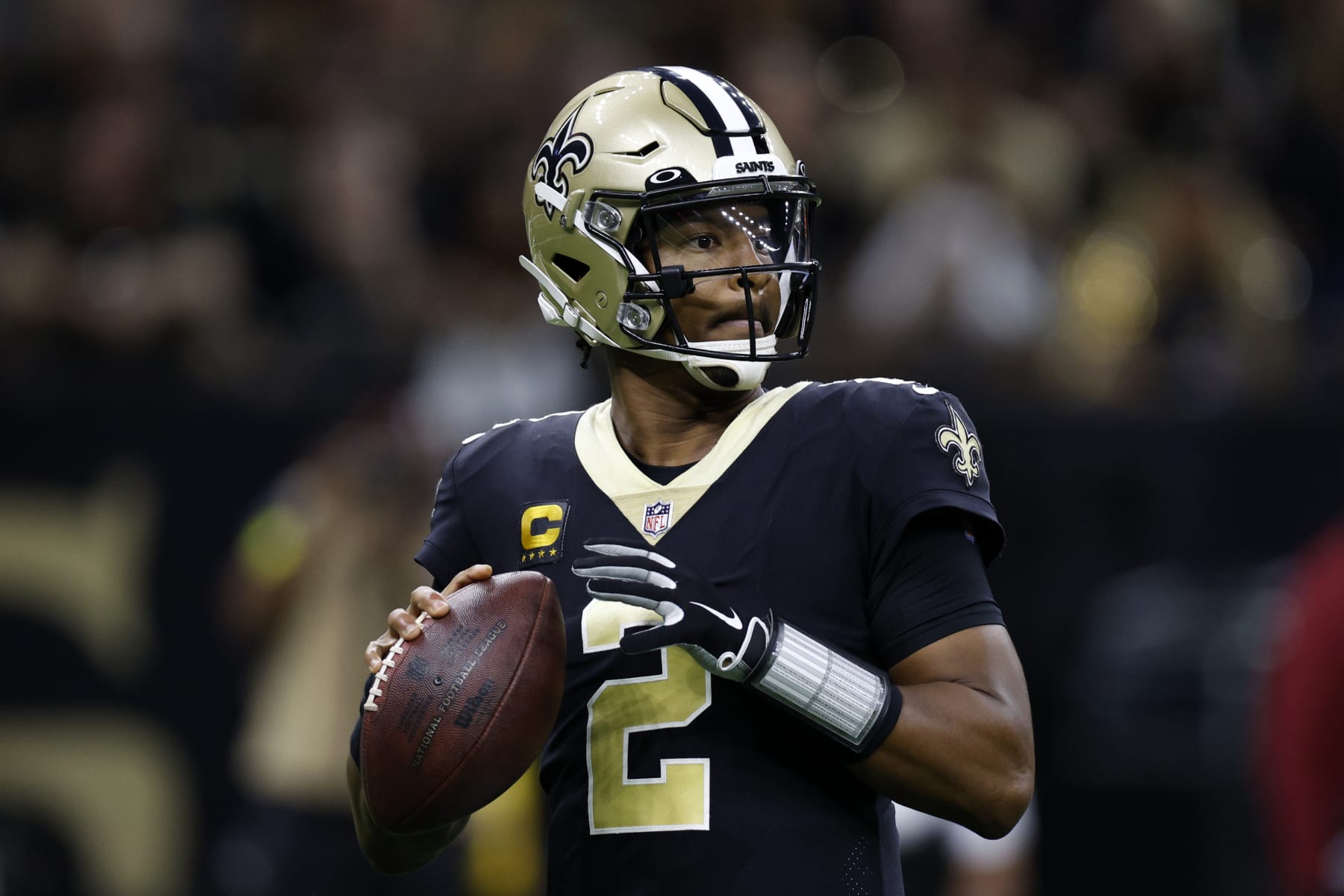 NEW ORLEANS, LOUISIANA - SEPTEMBER 18: Jameis Winston #2 of the New Orleans Saints in action against the Tampa Bay Buccaneers at Caesars Superdome on September 18, 2022 in New Orleans, Louisiana. (Photo by Chris Graythen/Getty Images)