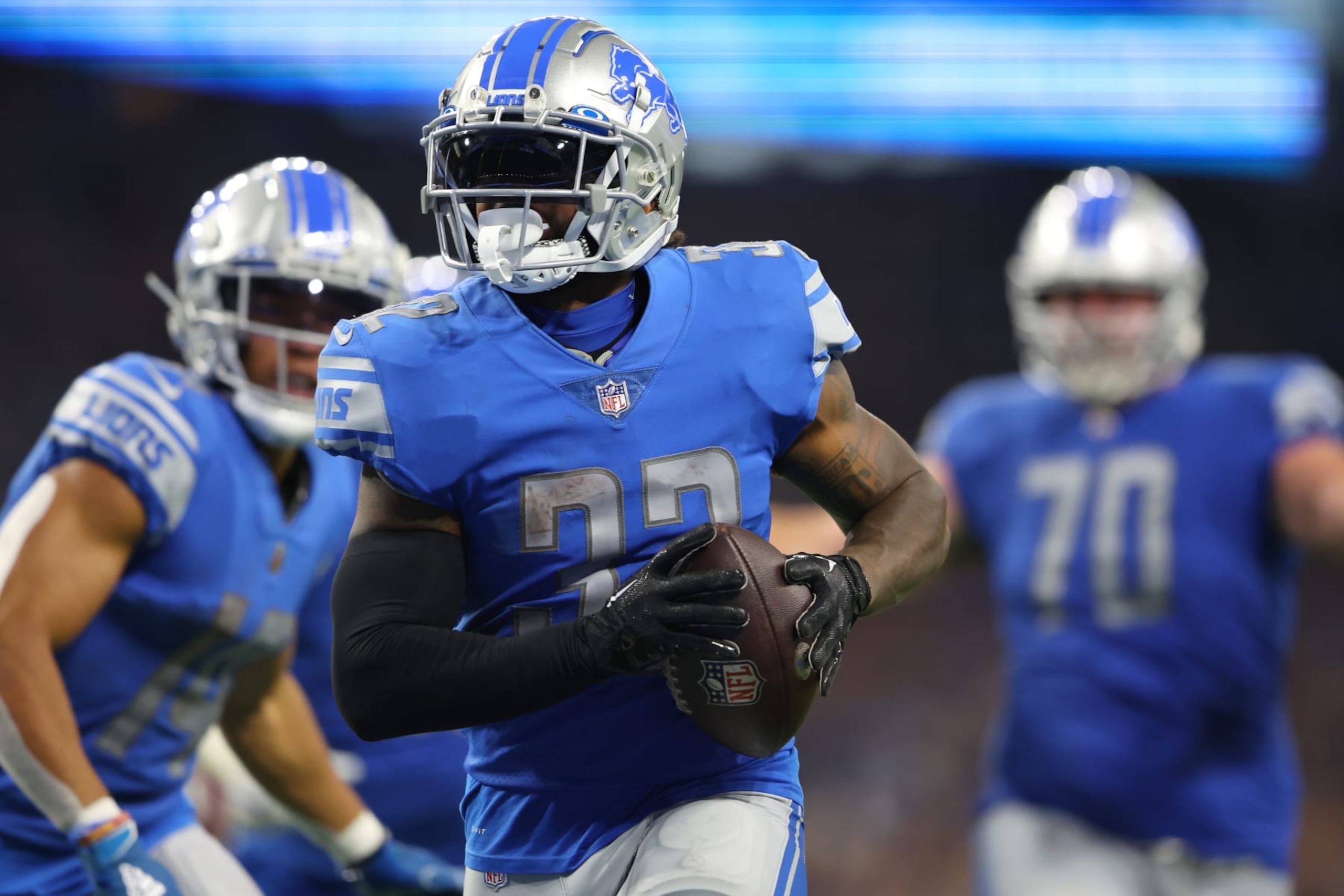 DETROIT, MICHIGAN - SEPTEMBER 18: D'Andre Swift #32 of the Detroit Lions runs with the ball against the Washington Commanders during the second half at Ford Field on September 18, 2022 in Detroit, Michigan. (Photo by Rey Del Rio/Getty Images)