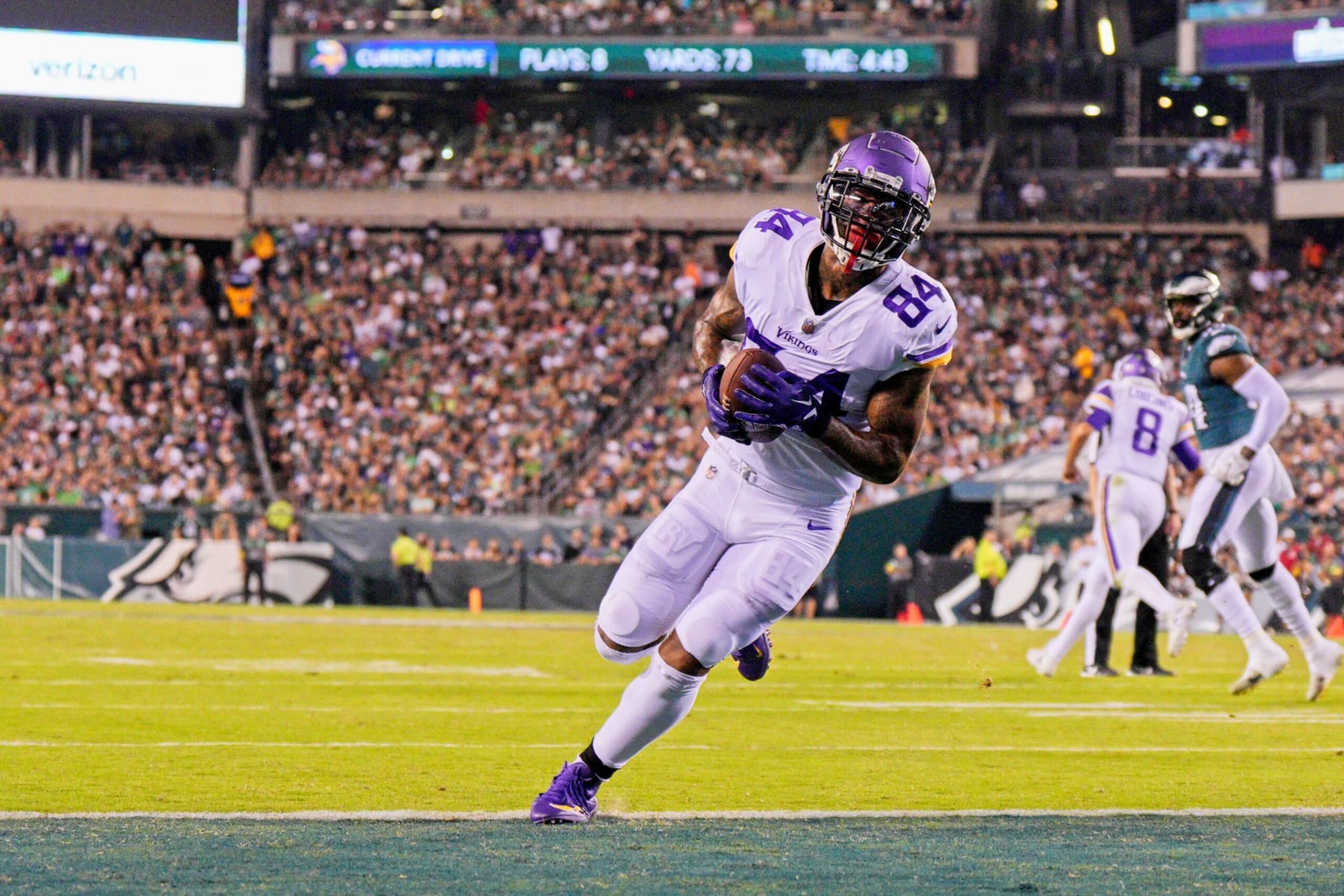 PHILADELPHIA, PA - SEPTEMBER 19: Minnesota Vikings tight end Irv Smith Jr. (84) catches a touchdown pass during  game between the Minnesota Vikings and the Philadelphia Eagles on September 19, 2022 at Lincoln Financial Field in Philadelphia PA. (Photo by Andy Lewis/Icon Sportswire via Getty Images)