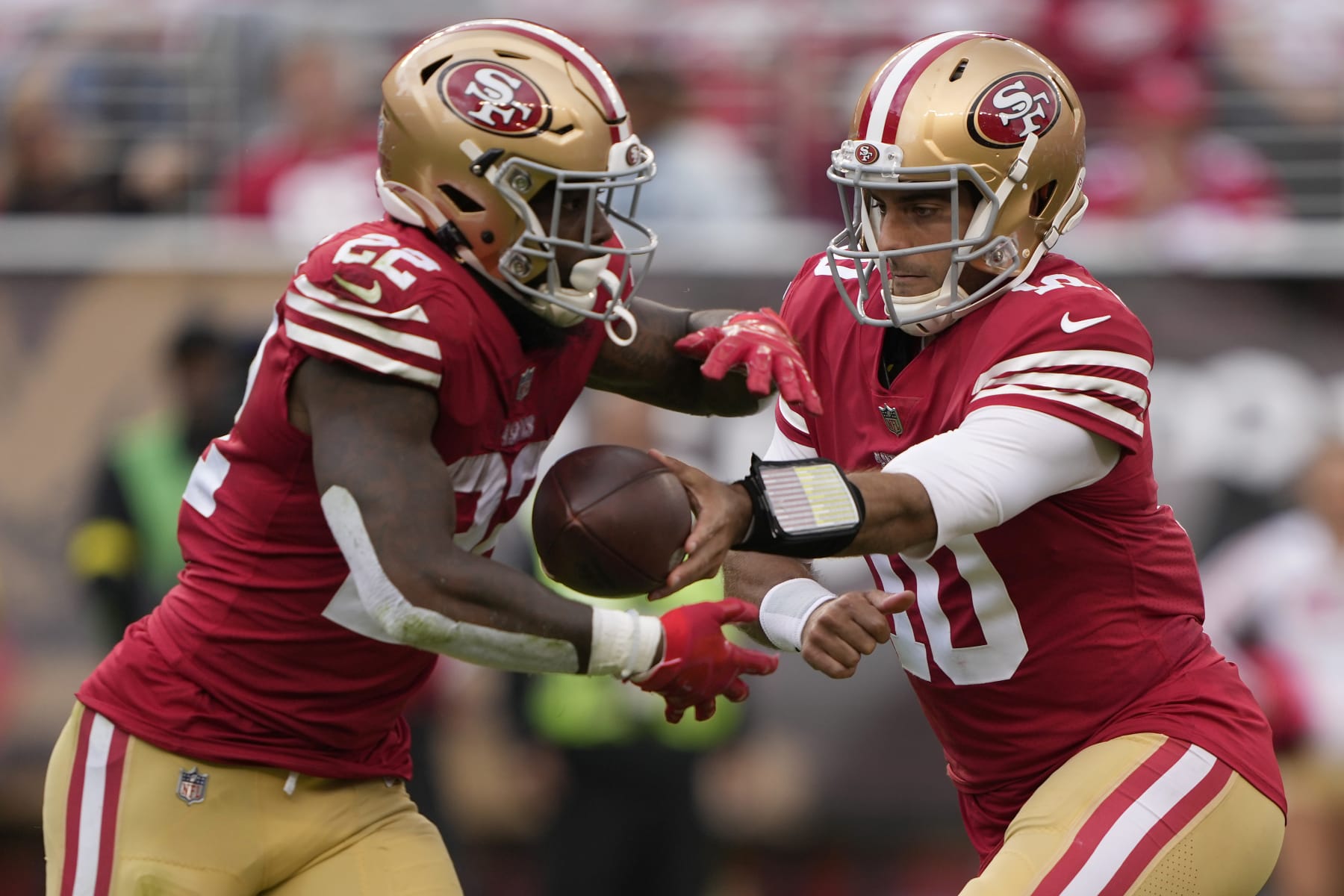 SANTA CLARA, CALIFORNIA - SEPTEMBER 18: Jimmy Garoppolo #10 of the San Francisco 49ers hands the ball off to Jeff Wilson Jr. #22 against the Seattle Seahawks during the first half at Levi's Stadium on September 18, 2022 in Santa Clara, California. (Photo by Thearon W. Henderson/Getty Images)