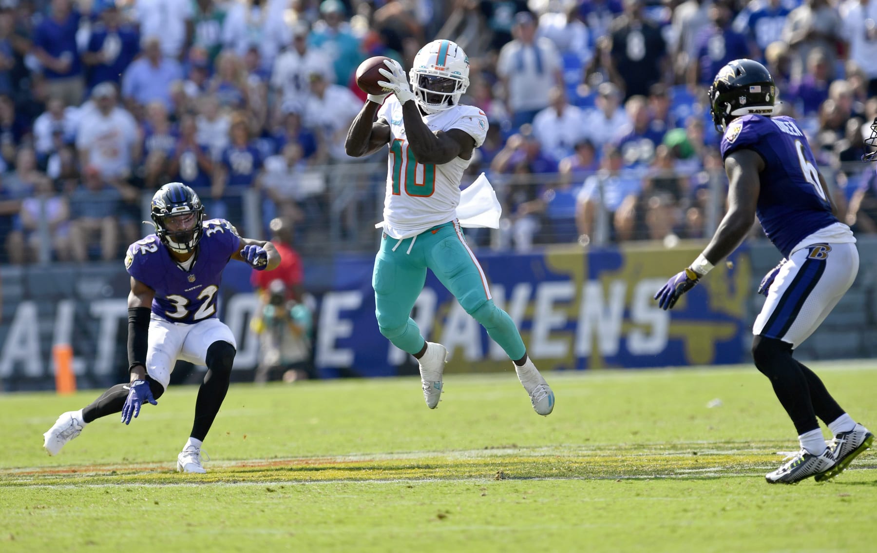 BALTIMORE, MD - SEPTEMBER 18: Miami Dolphins wide receiver Tyreek Hill (10) makes a leaping catch between two defenders during the Miami Dolphins versus Baltimore Ravens NFL game at M&T Bank Stadium on September 18, 2022 in Baltimore, MD (Photo by Randy Litzinger/Icon Sportswire via Getty Images)