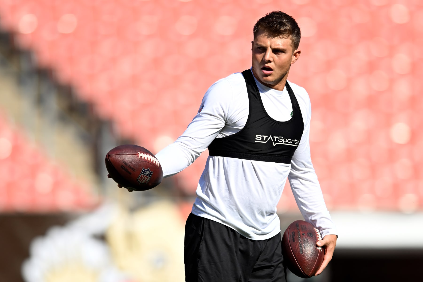 CLEVELAND, OHIO - SEPTEMBER 18: Zach Wilson #2 of the New York Jets warms up before the game against the Cleveland Browns at FirstEnergy Stadium on September 18, 2022 in Cleveland, Ohio. (Photo by Nick Cammett/Getty Images)