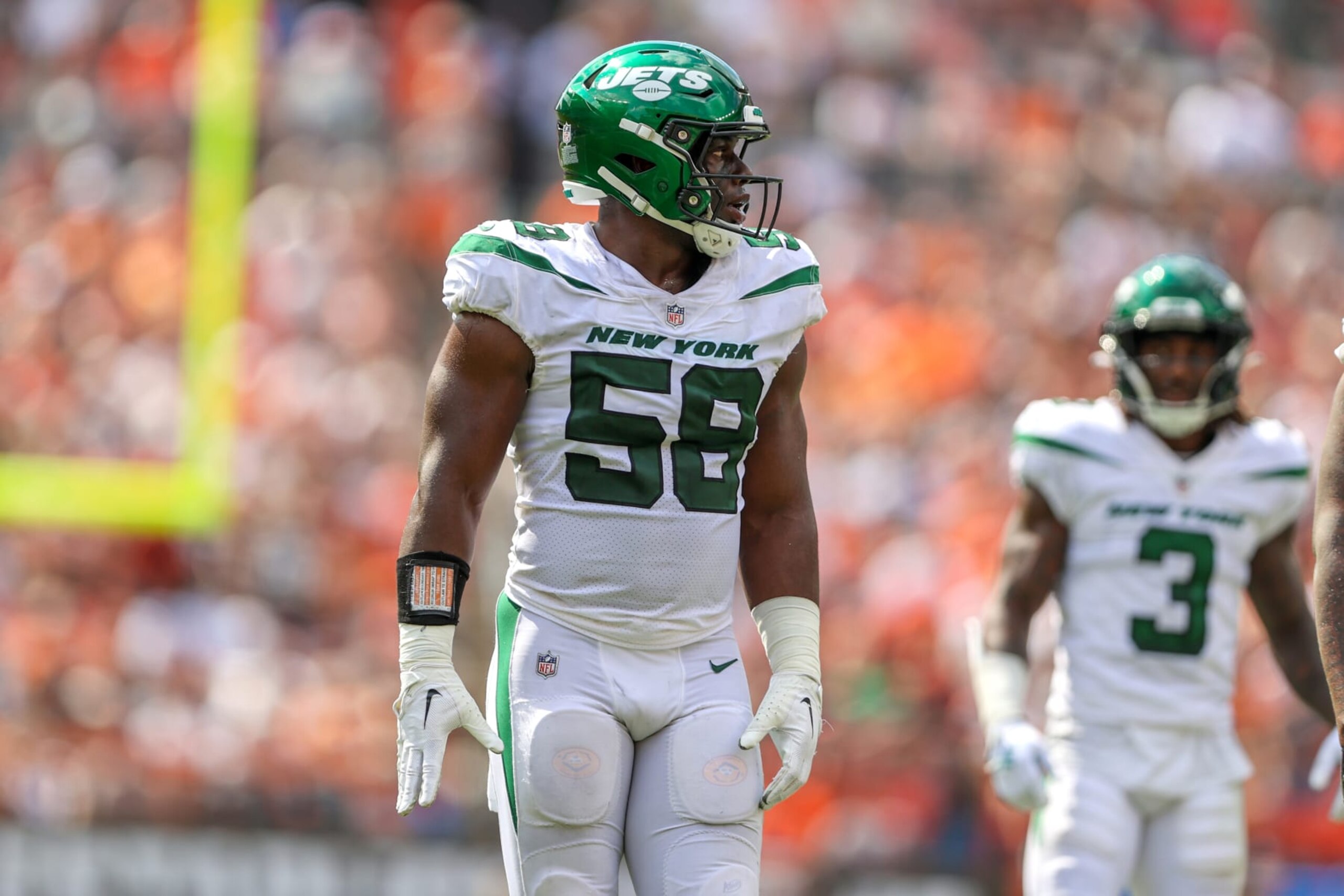 CLEVELAND, OH - SEPTEMBER 18: New York Jets defensive end Carl Lawson (58) on the filed during the first quarter of the National Football League game between the New York Jets and Cleveland Browns on September 18, 2022, at FirstEnergy Stadium in Cleveland, OH. (Photo by Frank Jansky/Icon Sportswire via Getty Images)