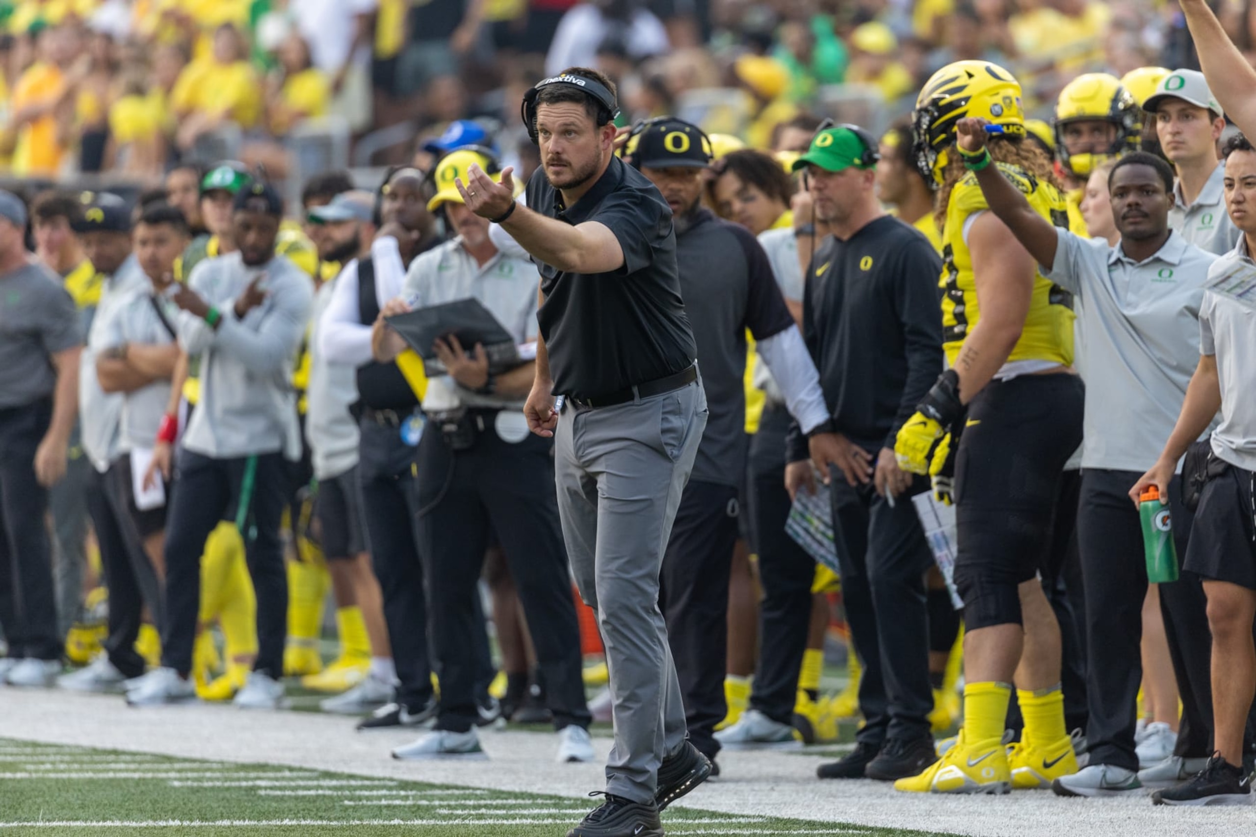 EUGENE, OR - SEPTEMBER 10: Head coach Dan Lanning of the Oregon Ducks yells from the sidelines during the first half of the game against the Eastern Washington Eagles at Autzen Stadium on September 10, 2022 in Eugene, Oregon. (Photo by Tom Hauck/Getty Images) EUGENE, OR - SEPTEMBER 10: Head coach Dan Lanning of the Oregon Ducks yells from the sidelines during the first half of the game against the Eastern Washington Eagles at Autzen Stadium on September 10, 2022 in Eugene, Oregon. (Photo by Tom Hauck/Getty Images)