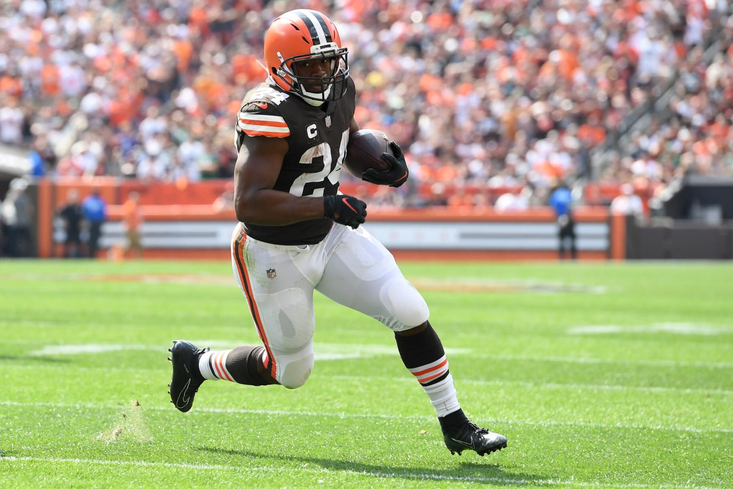CLEVELAND, OHIO - SEPTEMBER 18: Nick Chubb #24 of the Cleveland Browns runs with the ball against the New York Jets during the first quarter at FirstEnergy Stadium on September 18, 2022 in Cleveland, Ohio. (Photo by Nick Cammett/Getty Images)