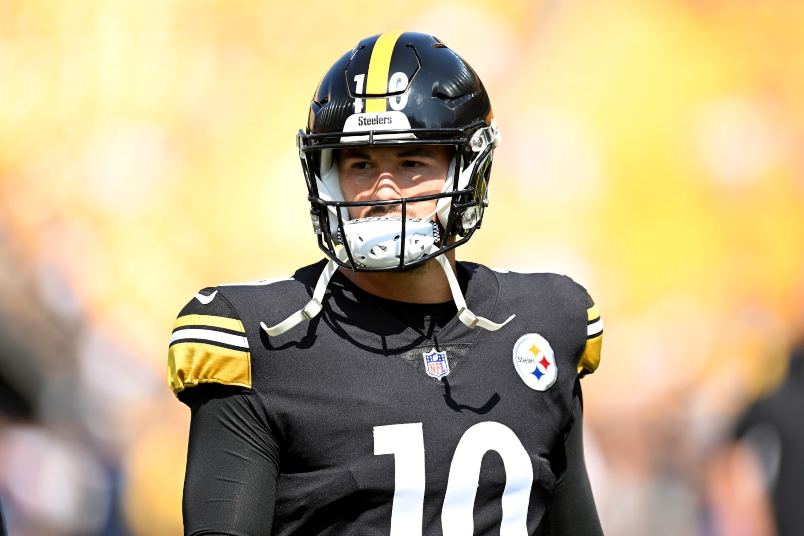 PITTSBURGH, PENNSYLVANIA - SEPTEMBER 18: Mitch Trubisky #10 of the Pittsburgh Steelers warms up before a game against the New England Patriots at Acrisure Stadium on September 18, 2022 in Pittsburgh, Pennsylvania. (Photo by Joe Sargent/Getty Images)