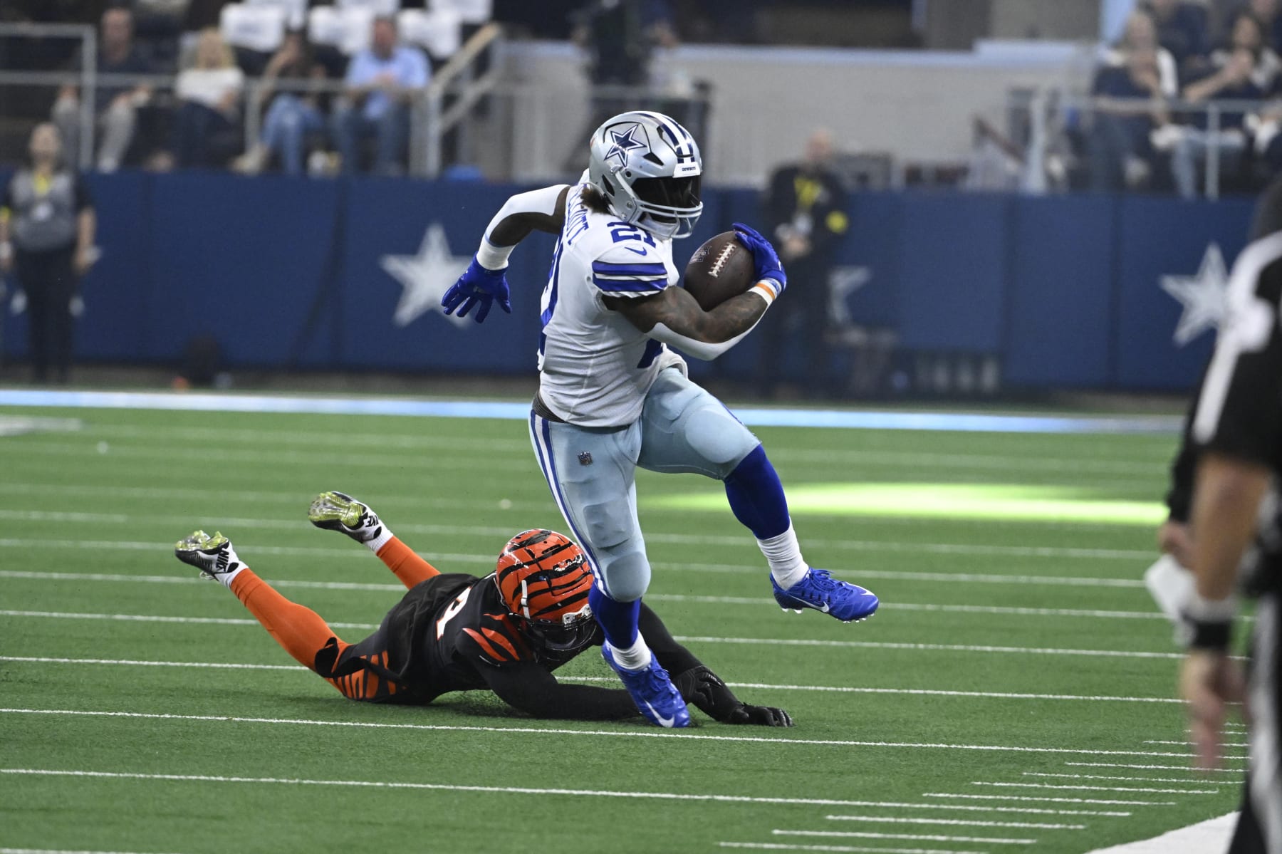 Football: Dallas Cowboys Ezekiel Elliott (21) in action, running the ball vs. Cincinnati Bengals at AT&T Stadium.
Arlington, TX 9/18/2022
CREDIT: Greg Nelson (Photo by Greg Nelson/Sports Illustrated via Getty Images)
(Set Number: X164165 TK1)