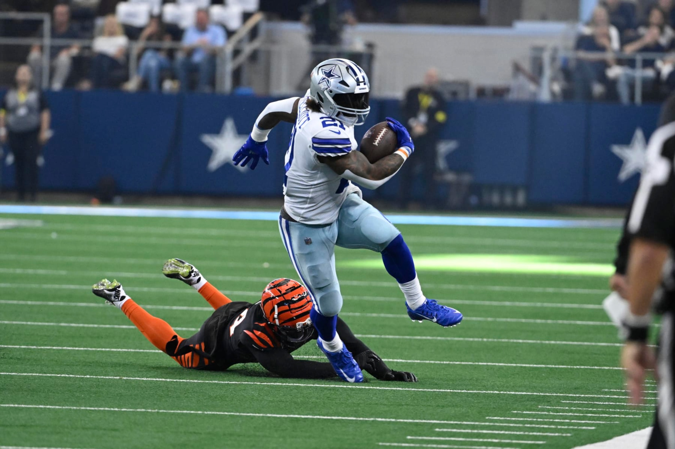 Football: Dallas Cowboys Ezekiel Elliott (21) in action, running the ball vs. Cincinnati Bengals at AT&T Stadium.
Arlington, TX 9/18/2022
CREDIT: Greg Nelson (Photo by Greg Nelson/Sports Illustrated via Getty Images)
(Set Number: X164165 TK1)