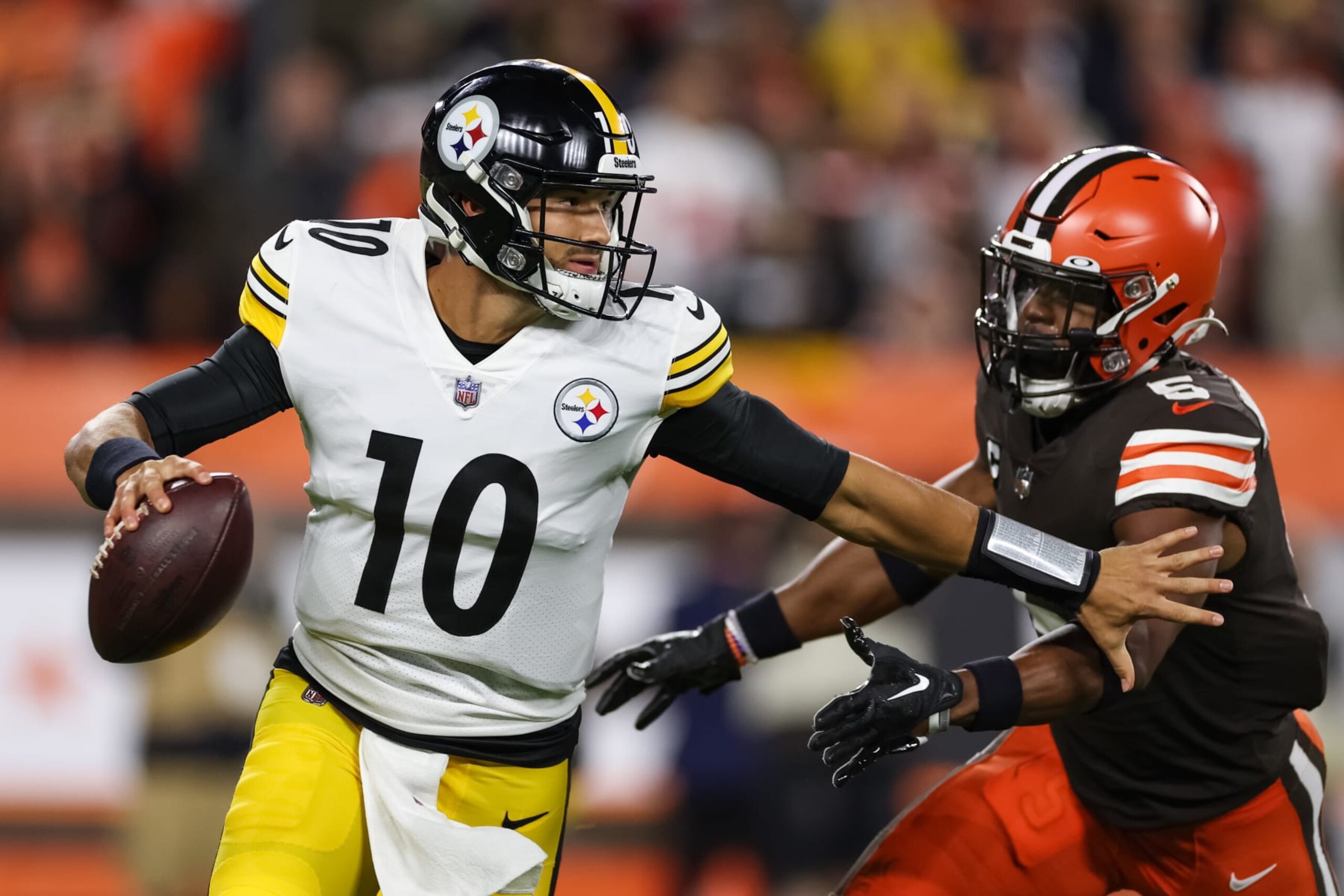 CLEVELAND, OHIO - SEPTEMBER 22: Mitch Trubisky #10 of the Pittsburgh Steelers scrambles from Anthony Walker Jr. #5 of the Cleveland Browns during the first quarter at FirstEnergy Stadium on September 22, 2022 in Cleveland, Ohio. (Photo by Gregory Shamus/Getty Images)