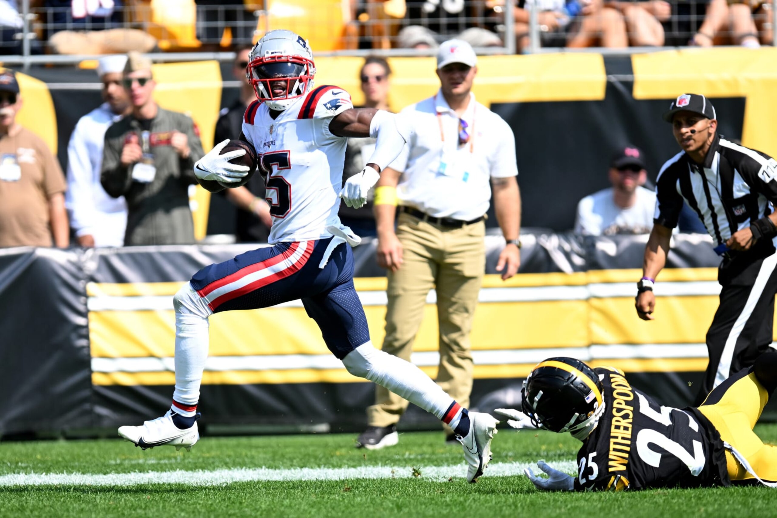 PITTSBURGH, PENNSYLVANIA - SEPTEMBER 18: Nelson Agholor #15 of the New England Patriots catches a pass for a touchdown while defended by Ahkello Witherspoon #25 of the Pittsburgh Steelers during the first half at Acrisure Stadium on September 18, 2022 in Pittsburgh, Pennsylvania. (Photo by Joe Sargent/Getty Images)