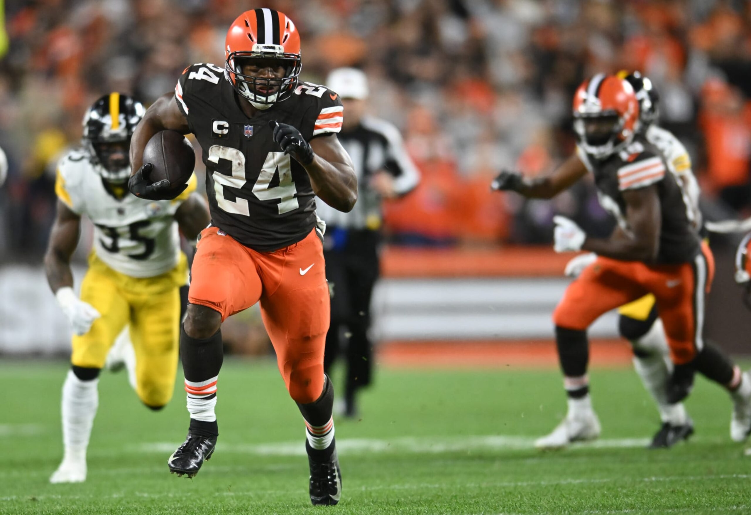 CLEVELAND, OHIO - SEPTEMBER 22: Nick Chubb #24 of the Cleveland Browns rushes during the first quarter against the Pittsburgh Steelers at FirstEnergy Stadium on September 22, 2022 in Cleveland, Ohio. (Photo by Nick Cammett/Getty Images)